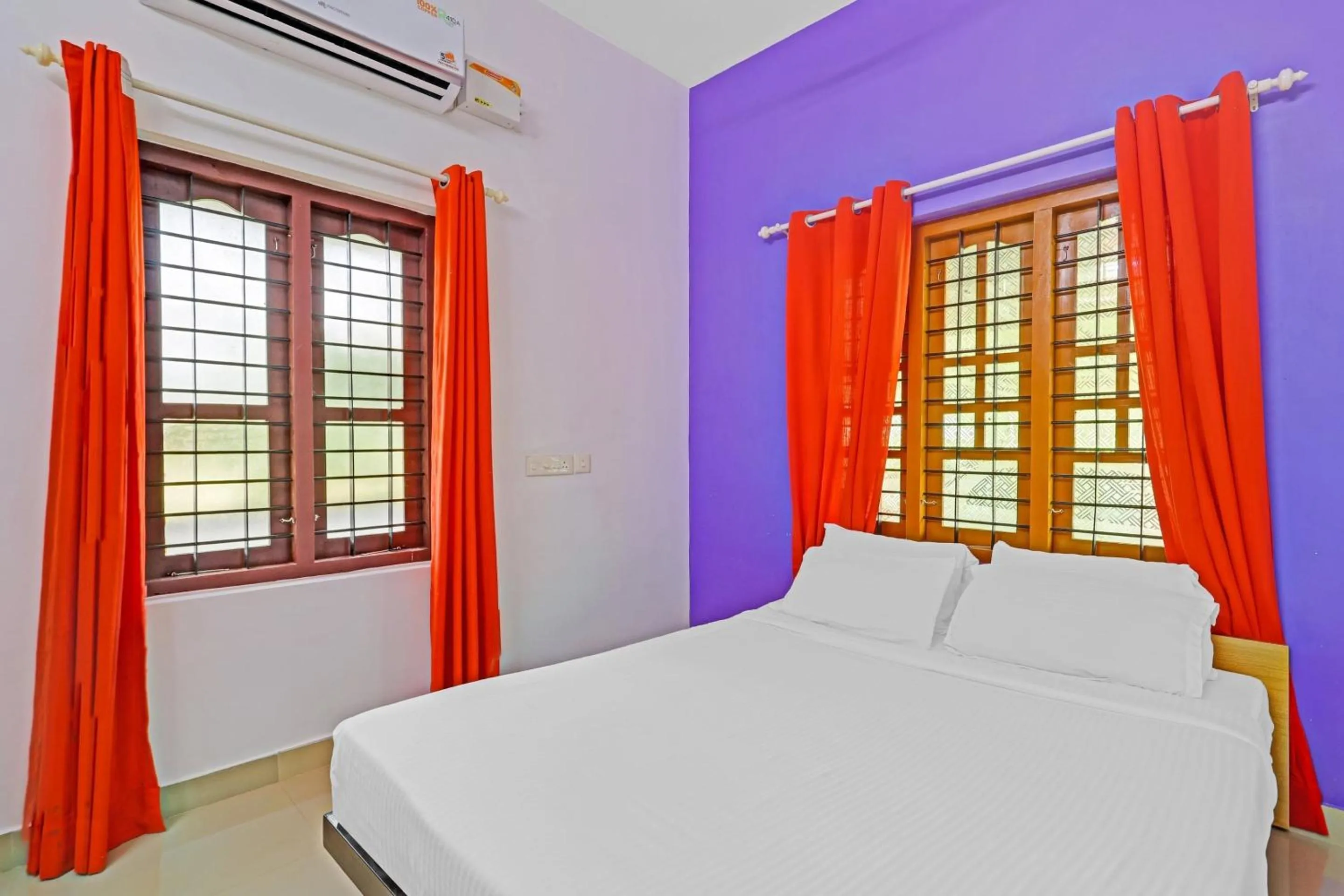 Bedroom, Bed in Super Capital O Pop Tavern Kazhakkottam