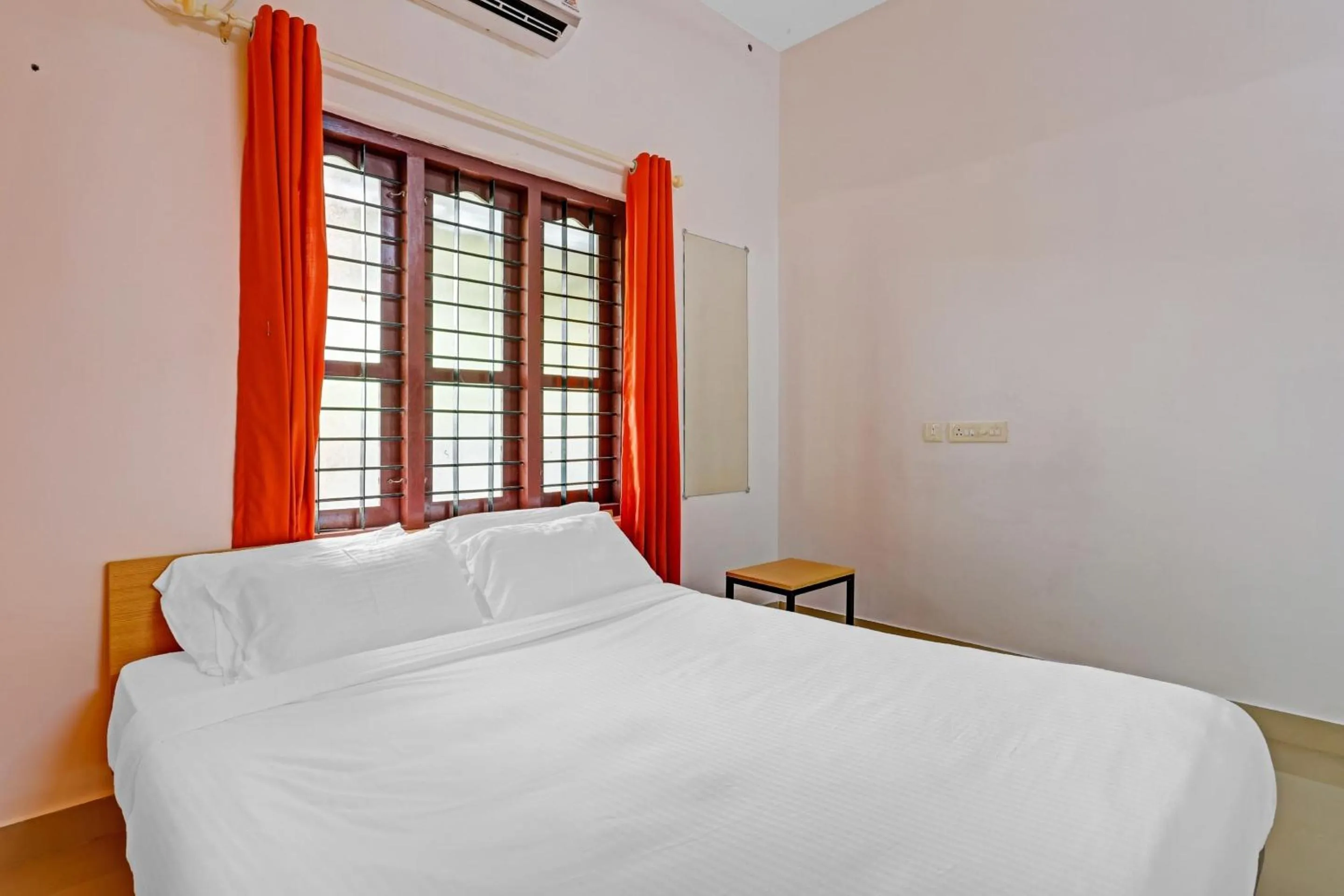 Bedroom, Bed in Super Capital O Pop Tavern Kazhakkottam