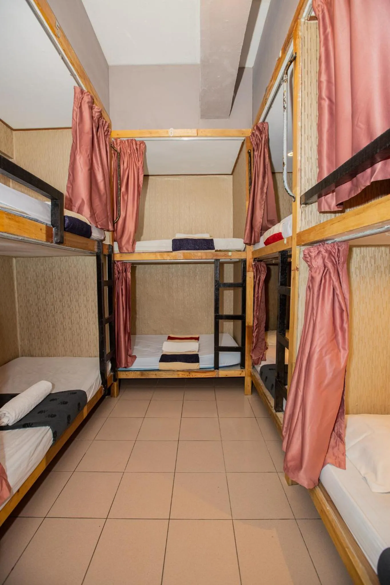 Bed in Escape Backpackers KK