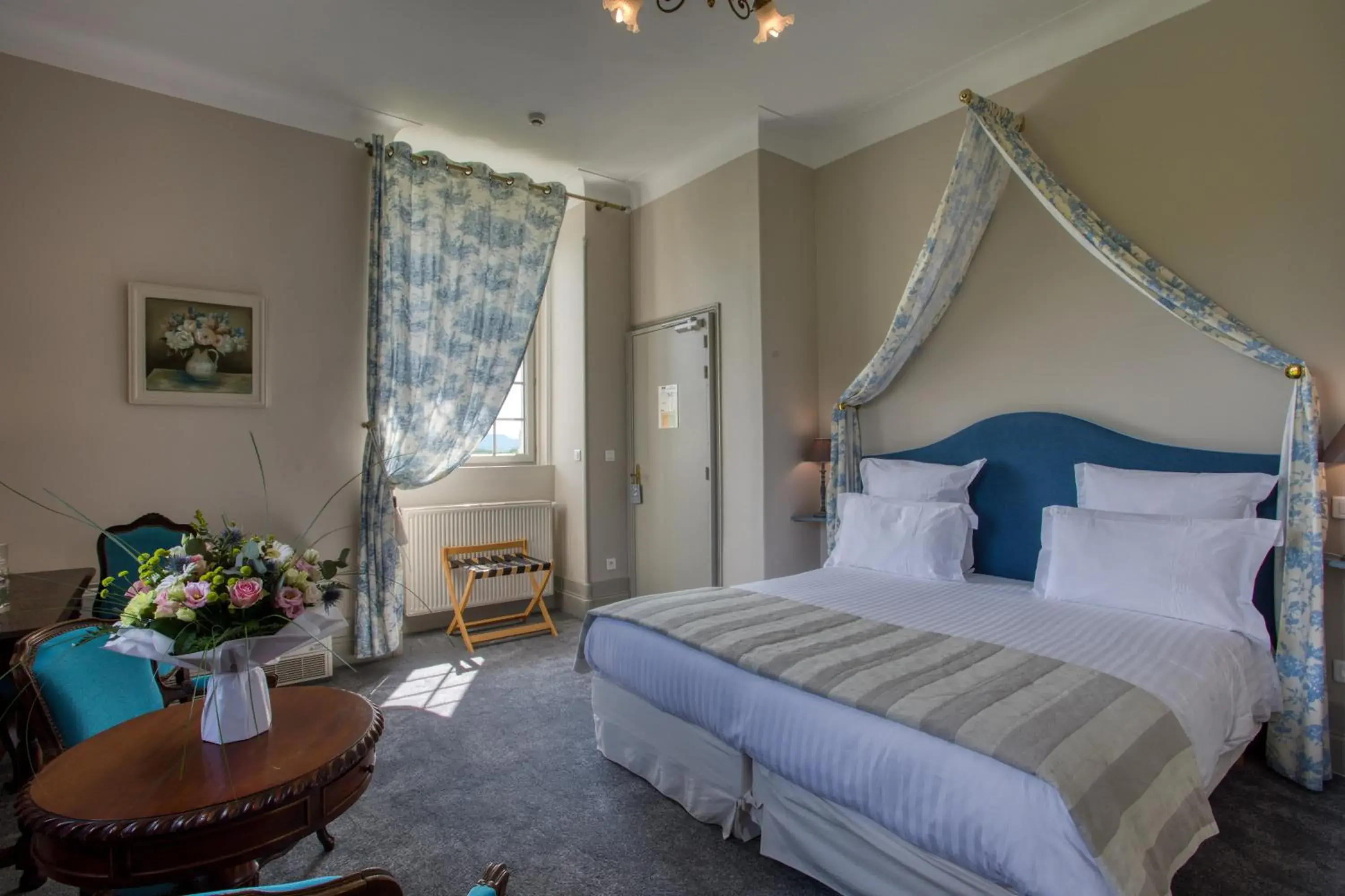 Charm Room in the Chateau in Domaine de Monrecour - Hôtel & Restaurant - Proche de Sarlat Charm Room in the Chateau in Domaine de Monrecour - Hôtel & Restaurant - Proche de Sarlat