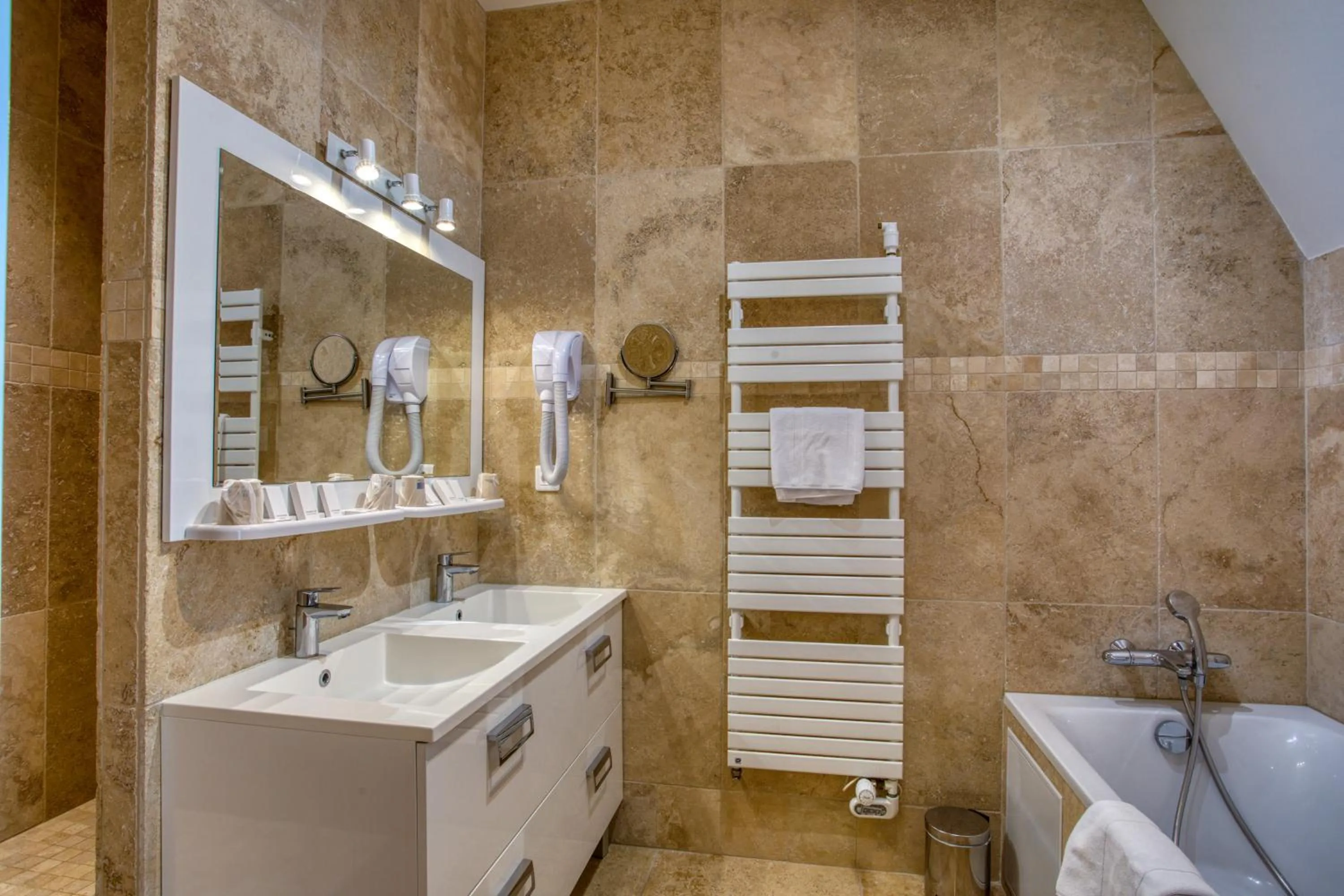 Bathroom in Domaine de Monrecour - Hôtel & Restaurant - Proche de Sarlat