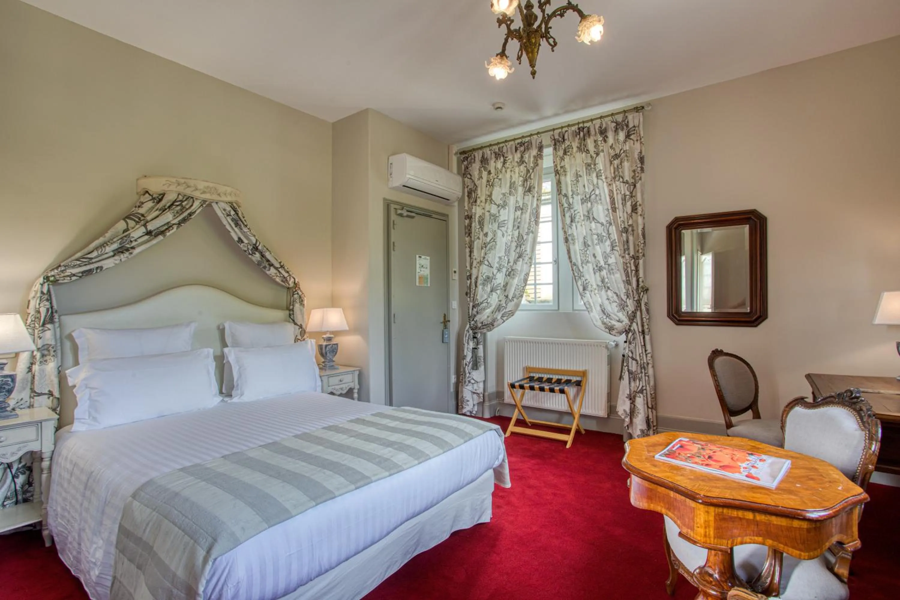 Property building, Bed in Domaine de Monrecour - Hôtel & Restaurant - Proche de Sarlat