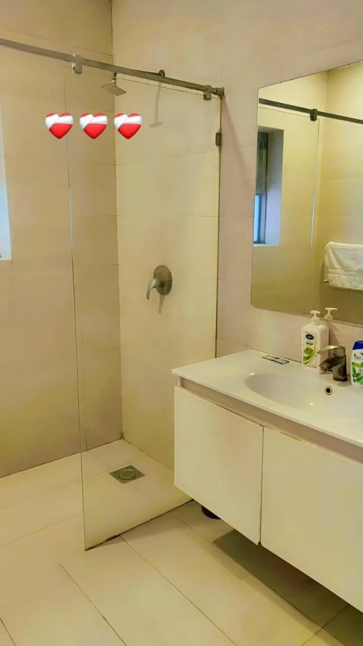 Shower in Comfyinn Guest House