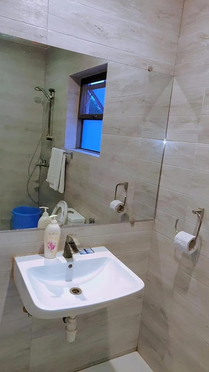 Shower in Comfyinn Guest House