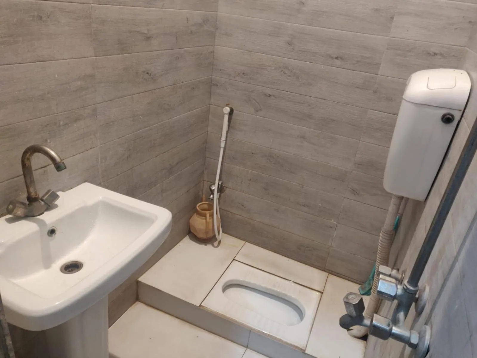 Toilet in Comfyinn Guest House