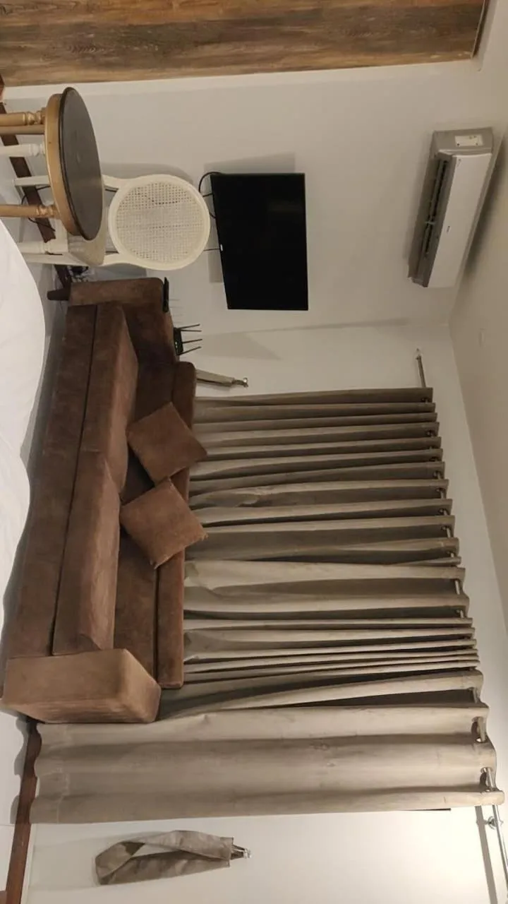 Communal lounge/ TV room in Comfyinn Guest House