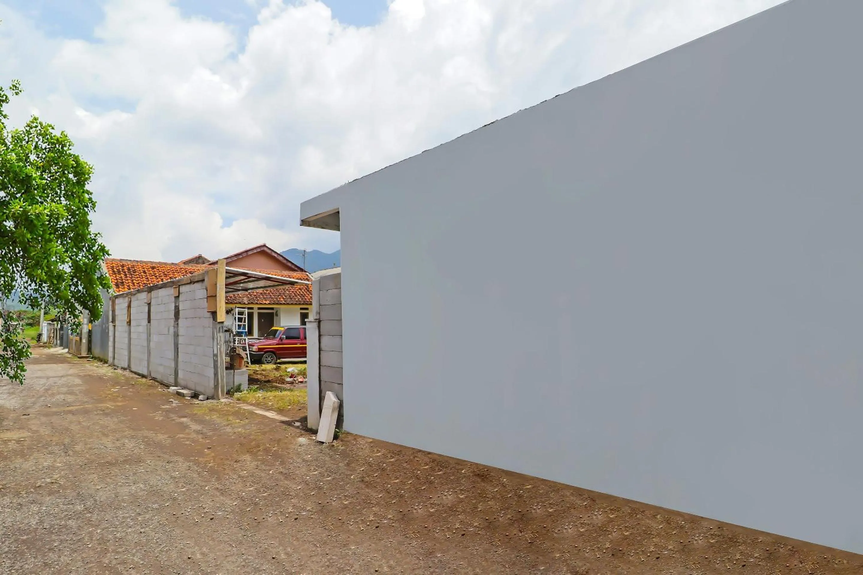 Facade/entrance in OYO 90809 Homestay Black Pink Merah Jambu Syariah