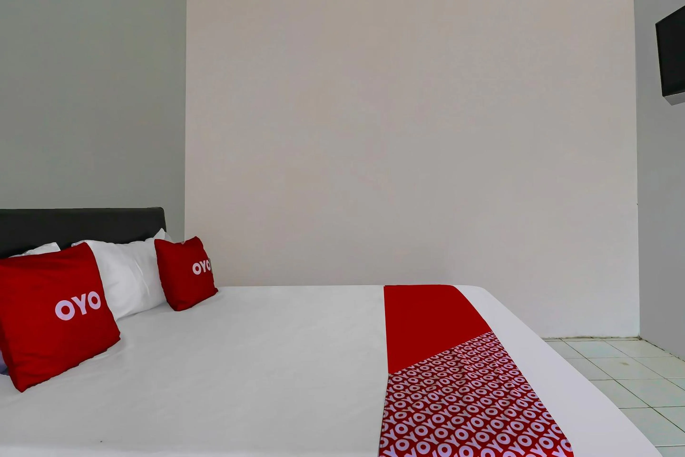 Bedroom, Bed in OYO 90809 Homestay Black Pink Merah Jambu Syariah