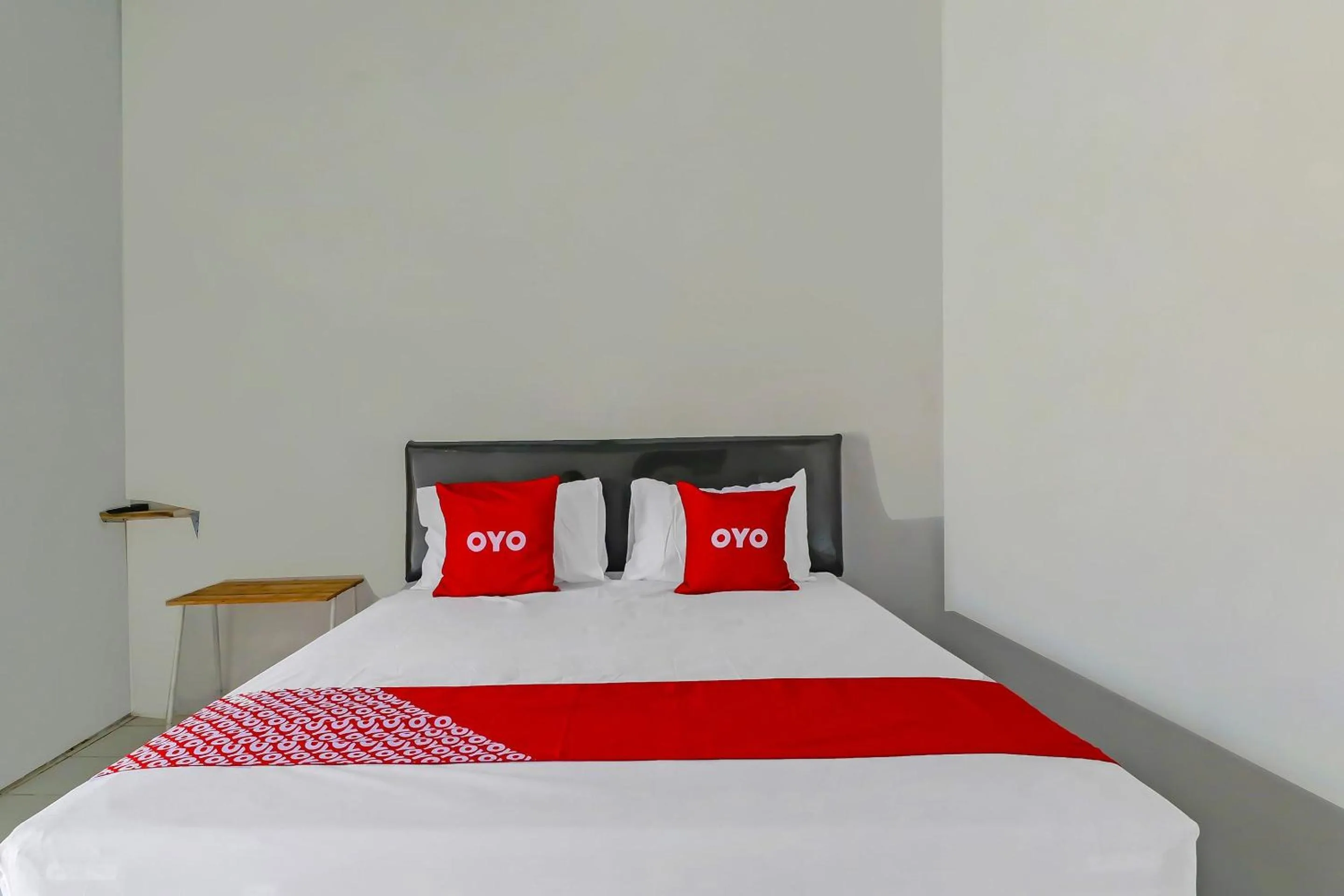 Bedroom, Bed in OYO 90809 Homestay Black Pink Merah Jambu Syariah