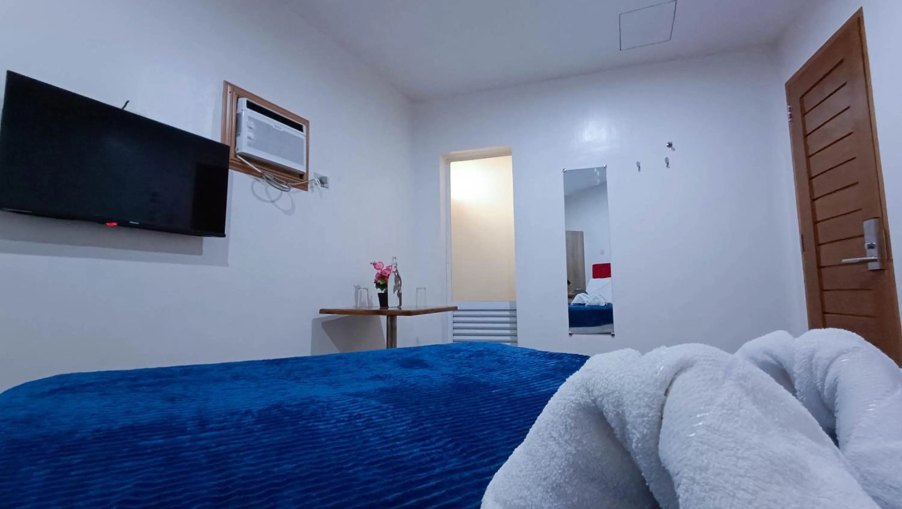 Communal lounge/ TV room, Bed in FB DORMITEL SUITES