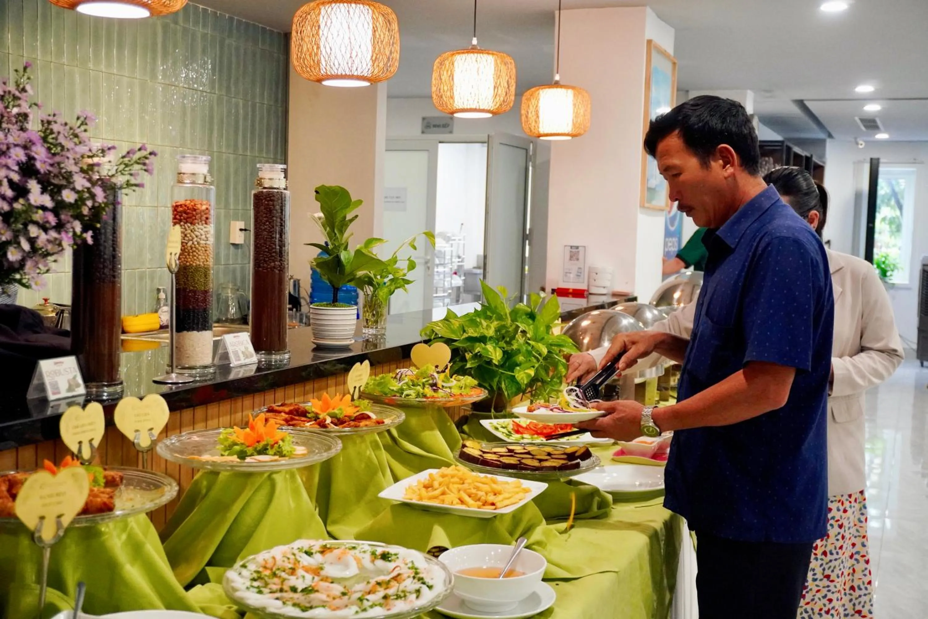 Restaurant/places to eat in Biet Dien Hotel