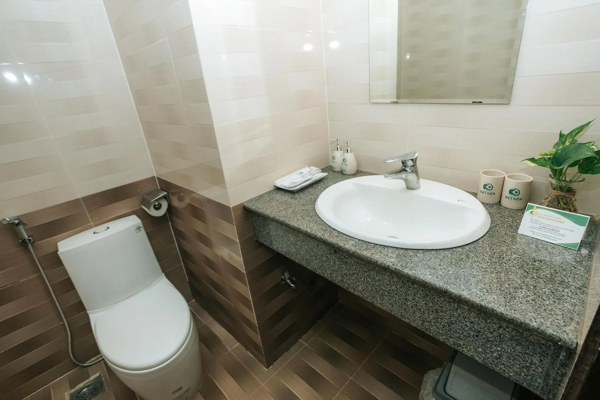 Toilet in Biet Dien Hotel