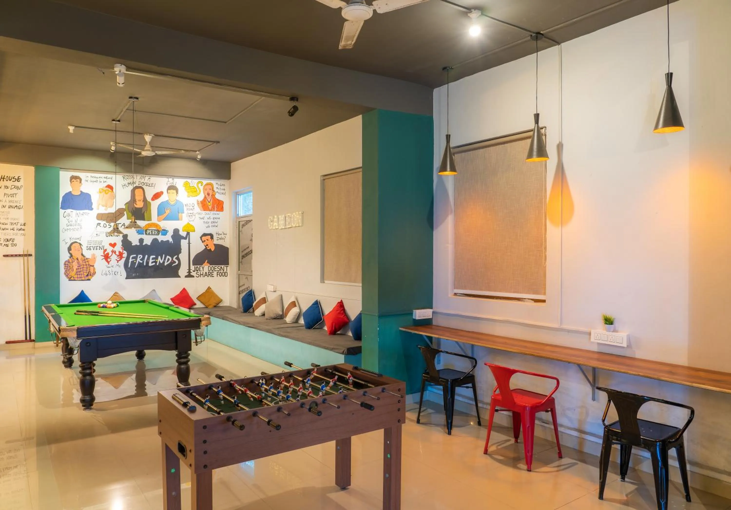 Communal lounge/ TV room in Whoopers Hostel Bir