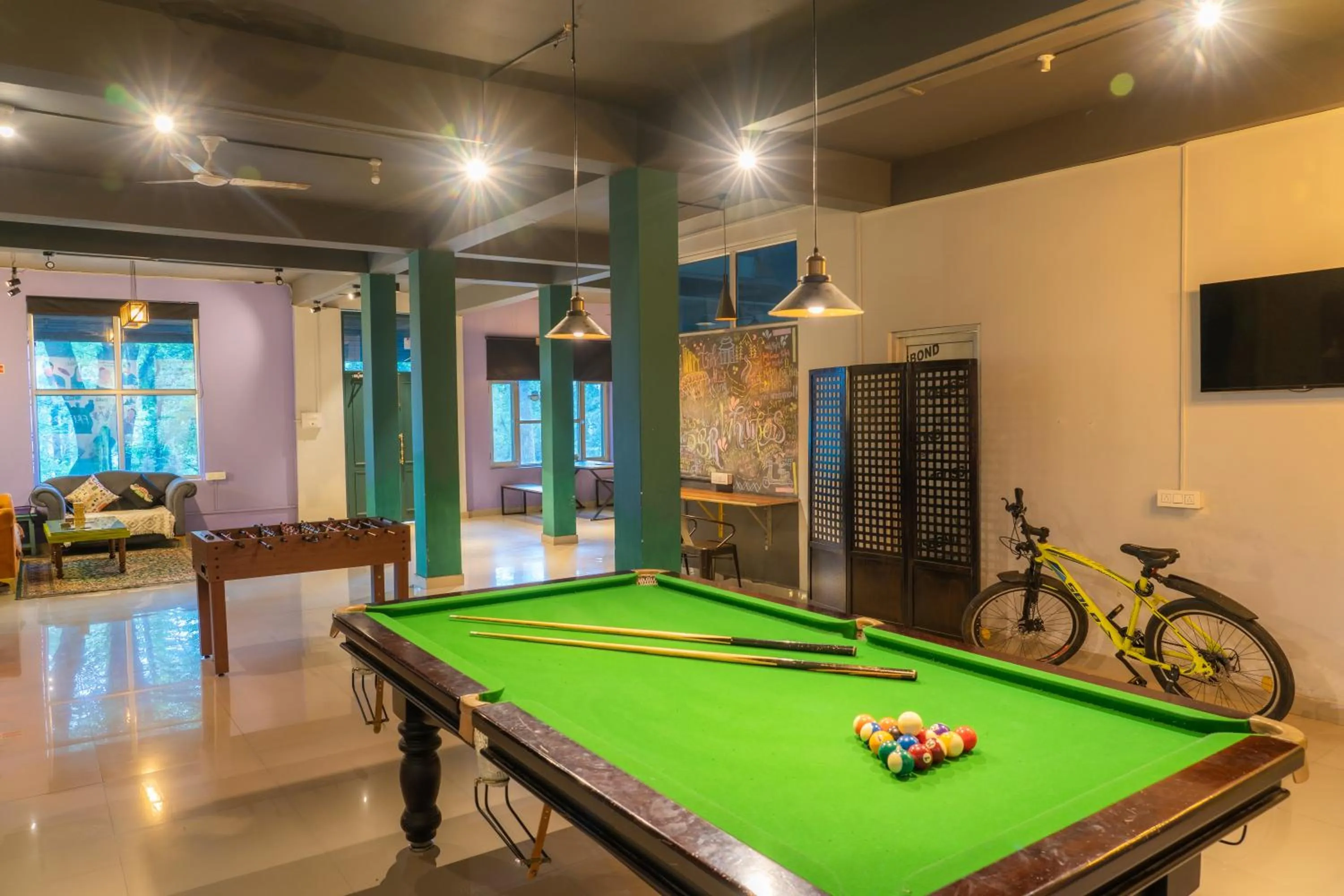 Communal lounge/ TV room in Whoopers Hostel Bir