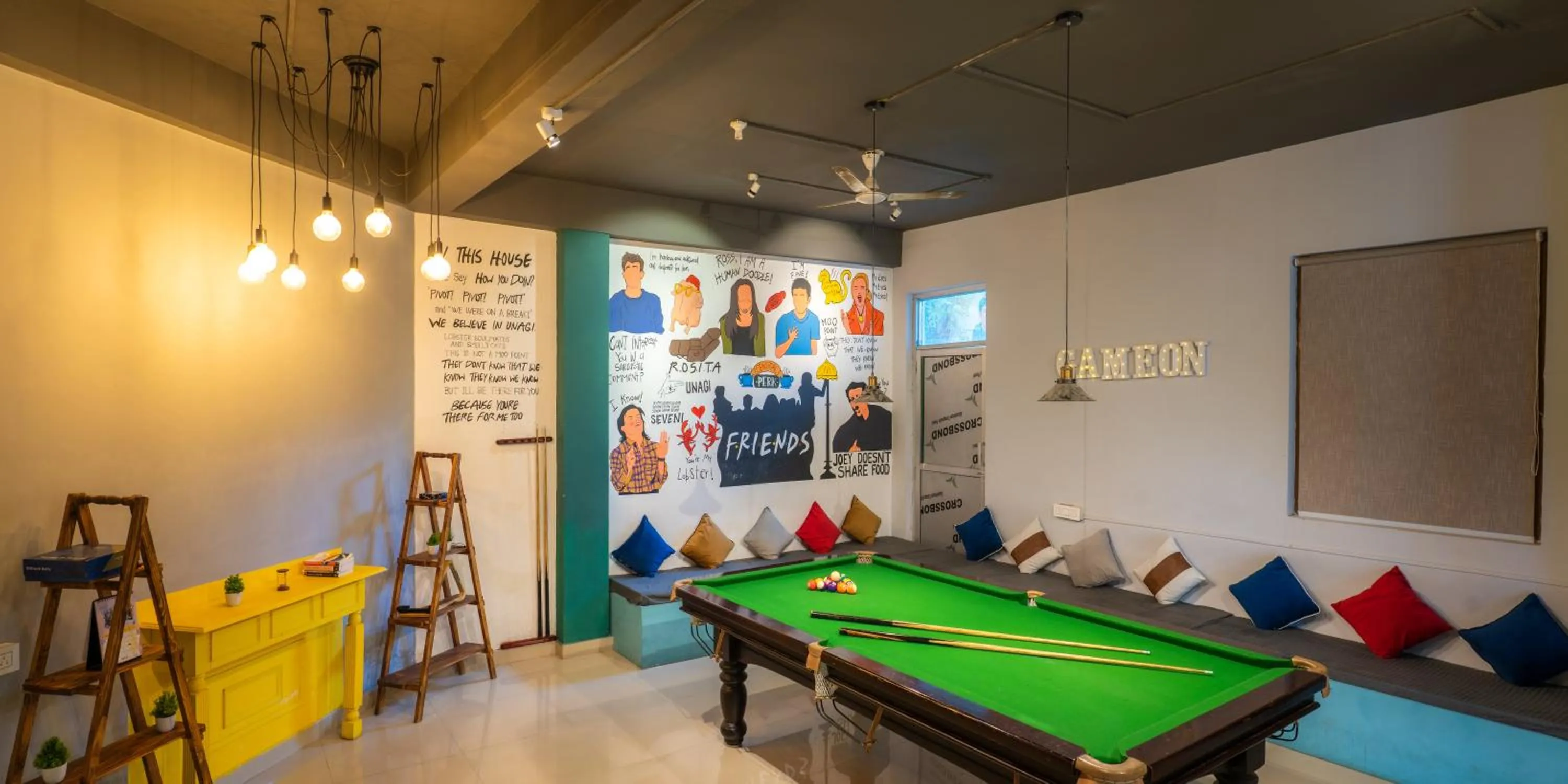 Communal lounge/ TV room in Whoopers Hostel Bir