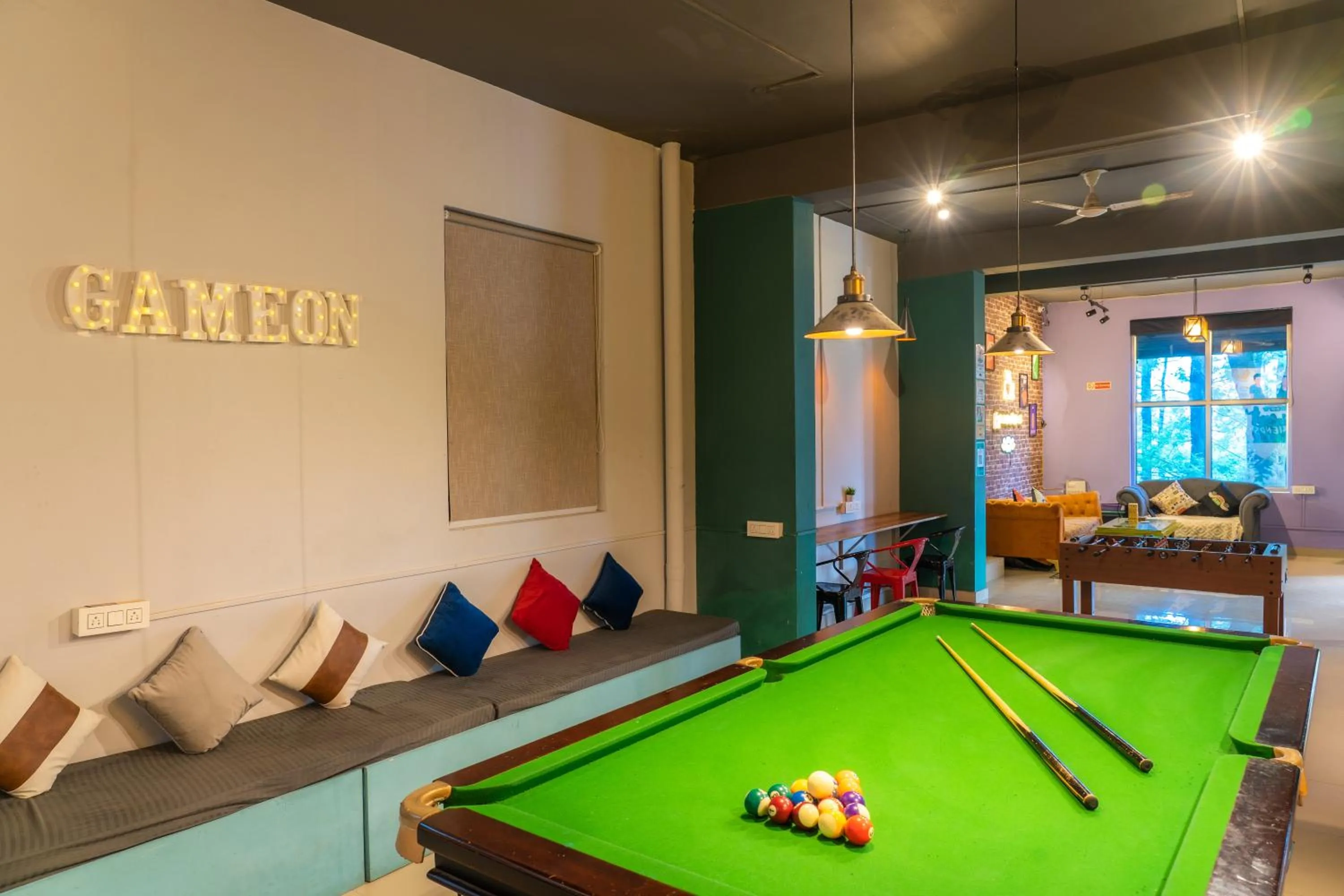 Billiard in Whoopers Hostel Bir