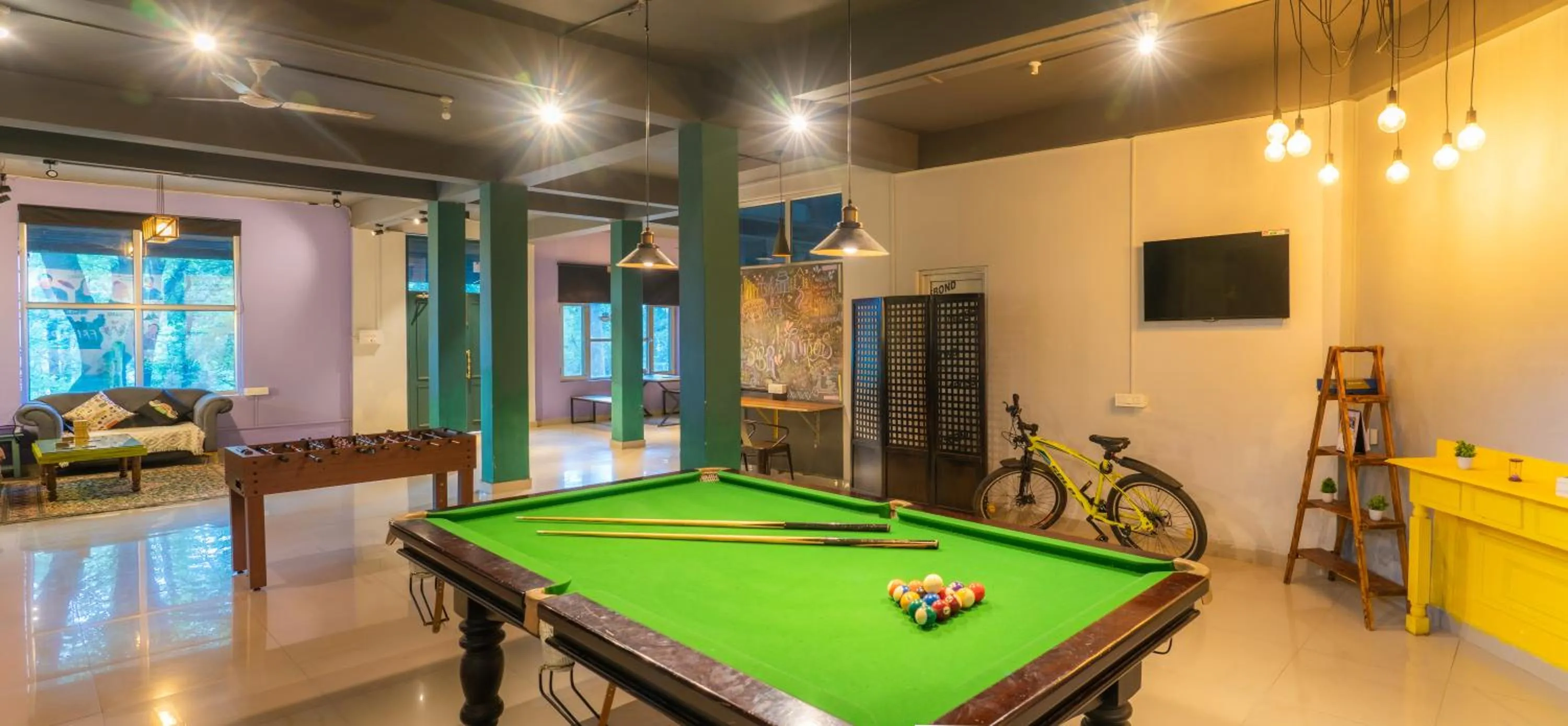 Communal lounge/ TV room in Whoopers Hostel Bir