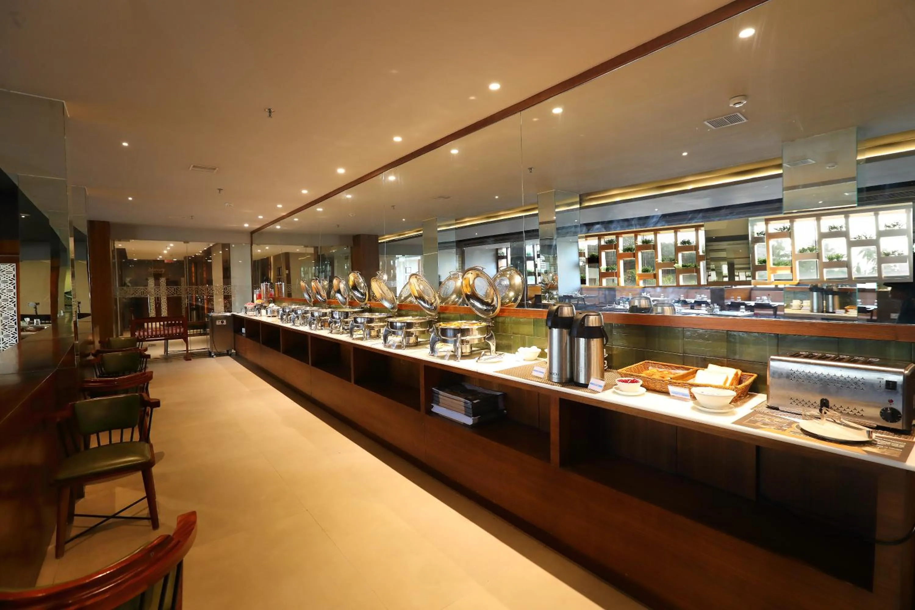 Restaurant/places to eat in Magnet Hotel