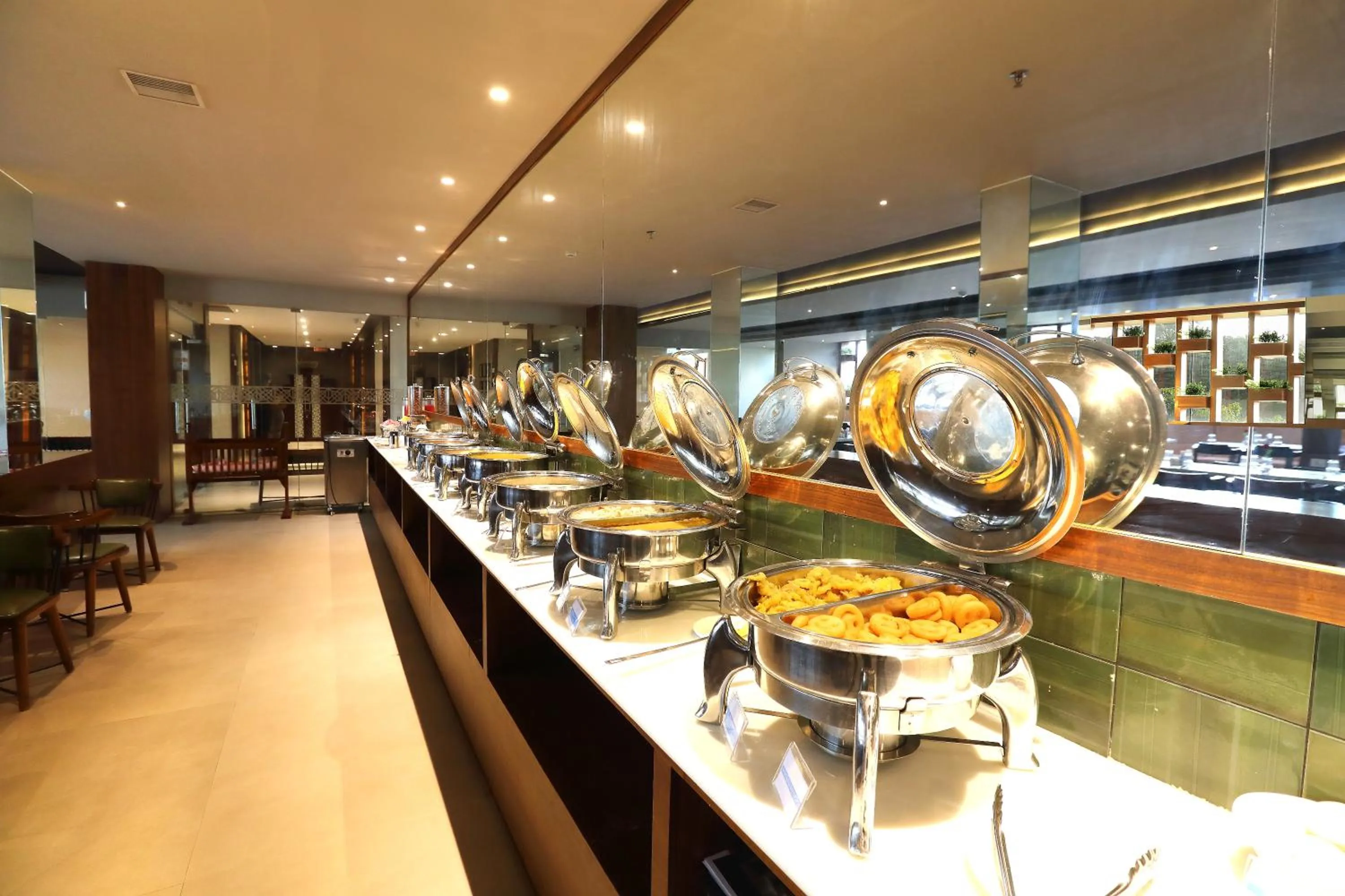 Restaurant/places to eat in Magnet Hotel