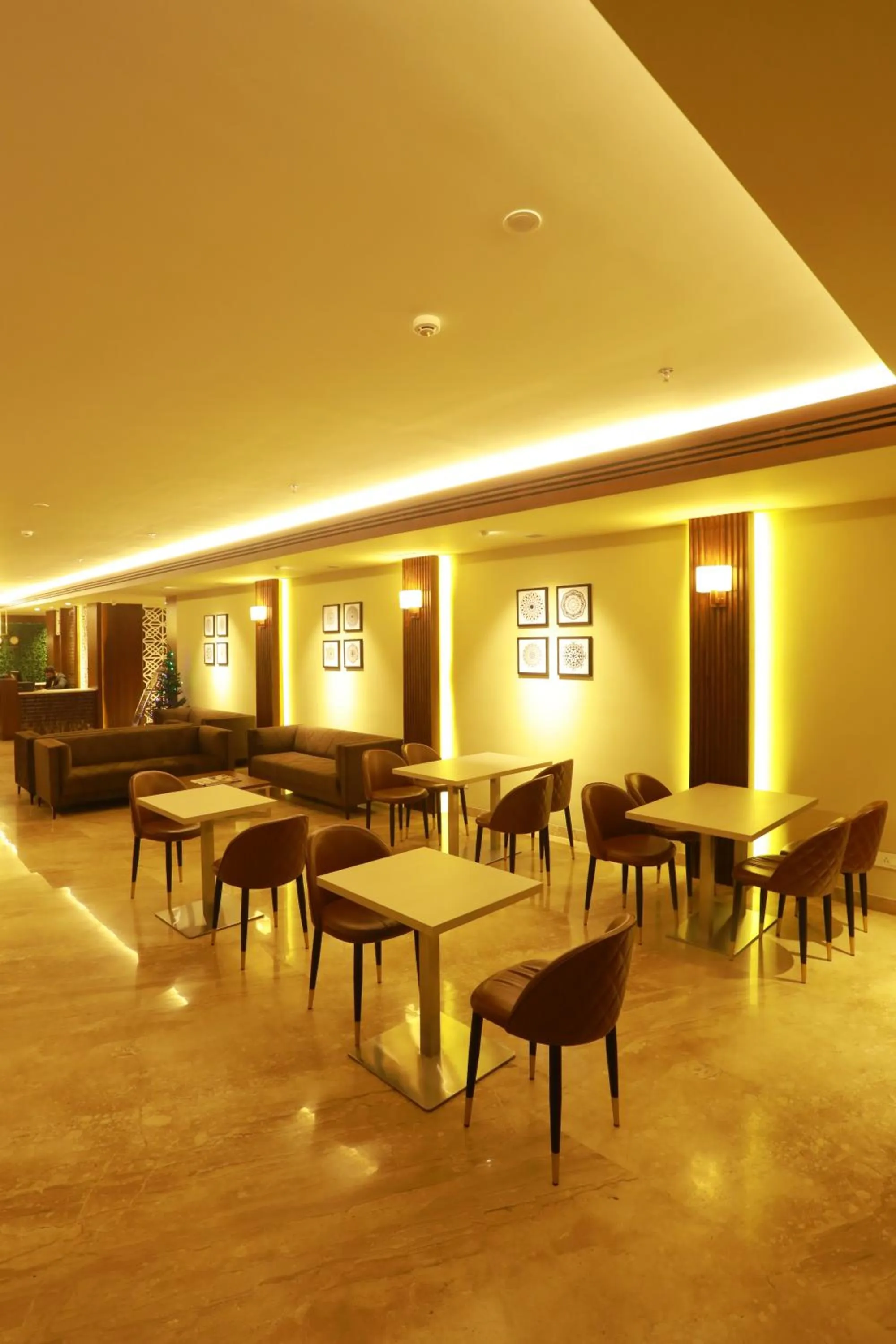 Restaurant/places to eat in Magnet Hotel