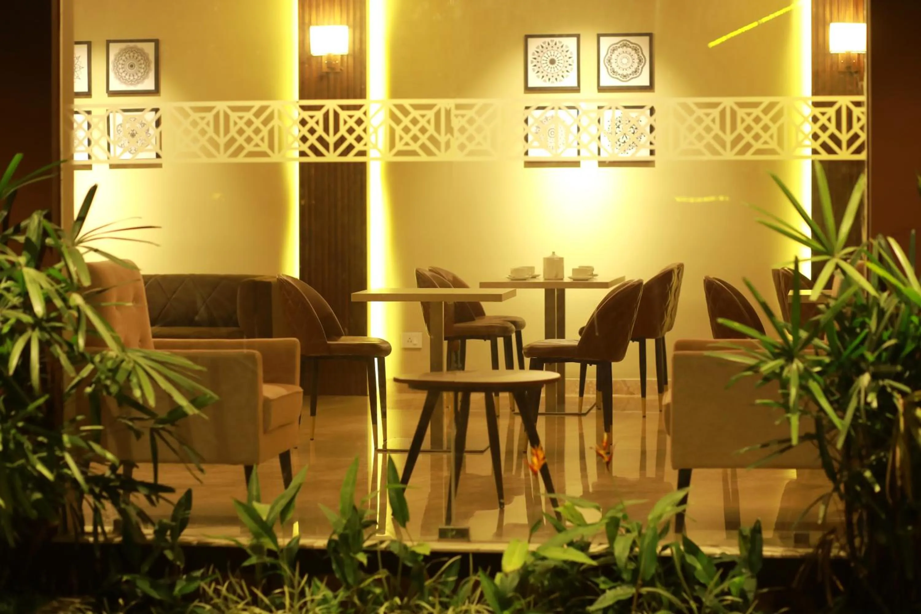 Restaurant/places to eat in Magnet Hotel