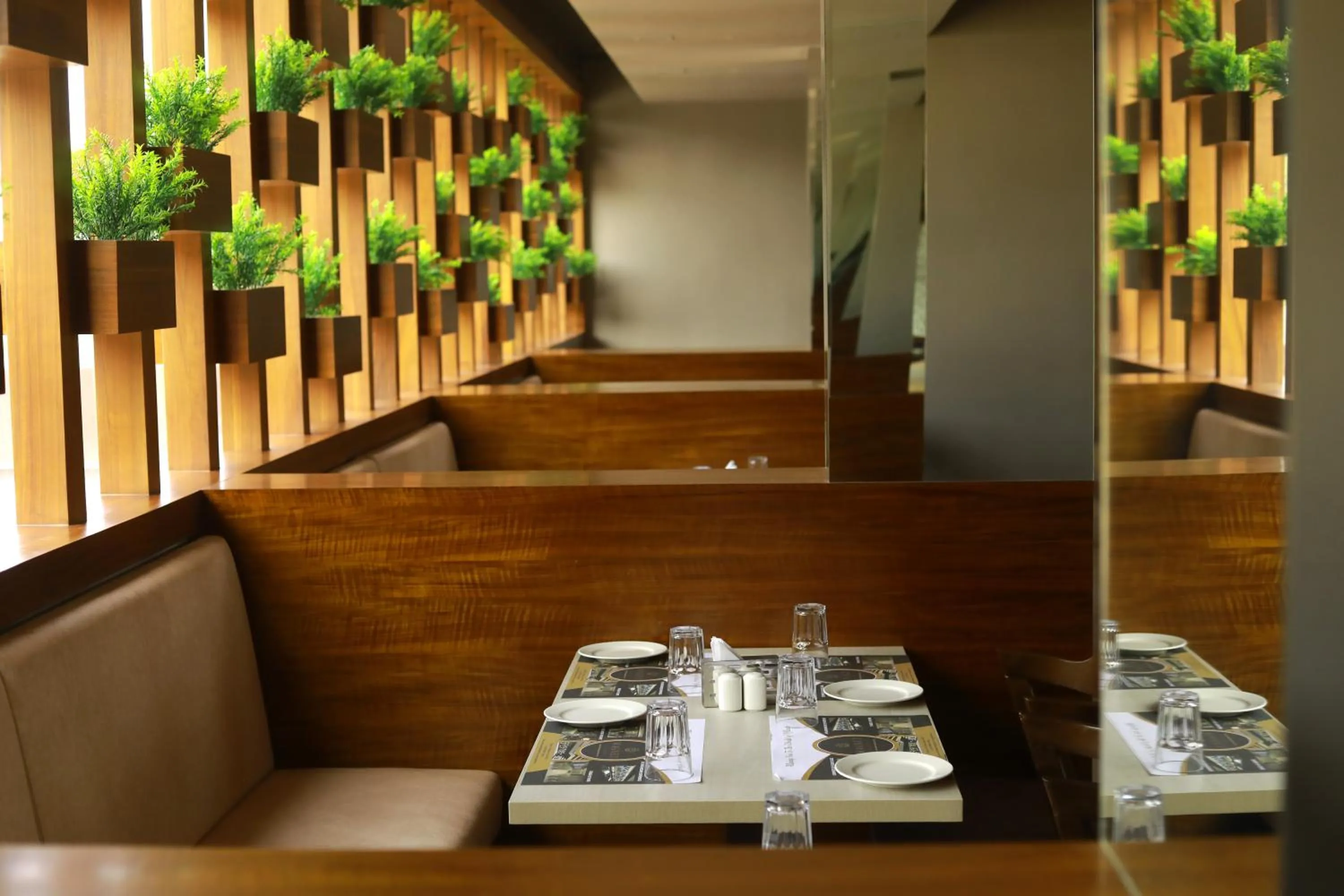 Restaurant/places to eat in Magnet Hotel