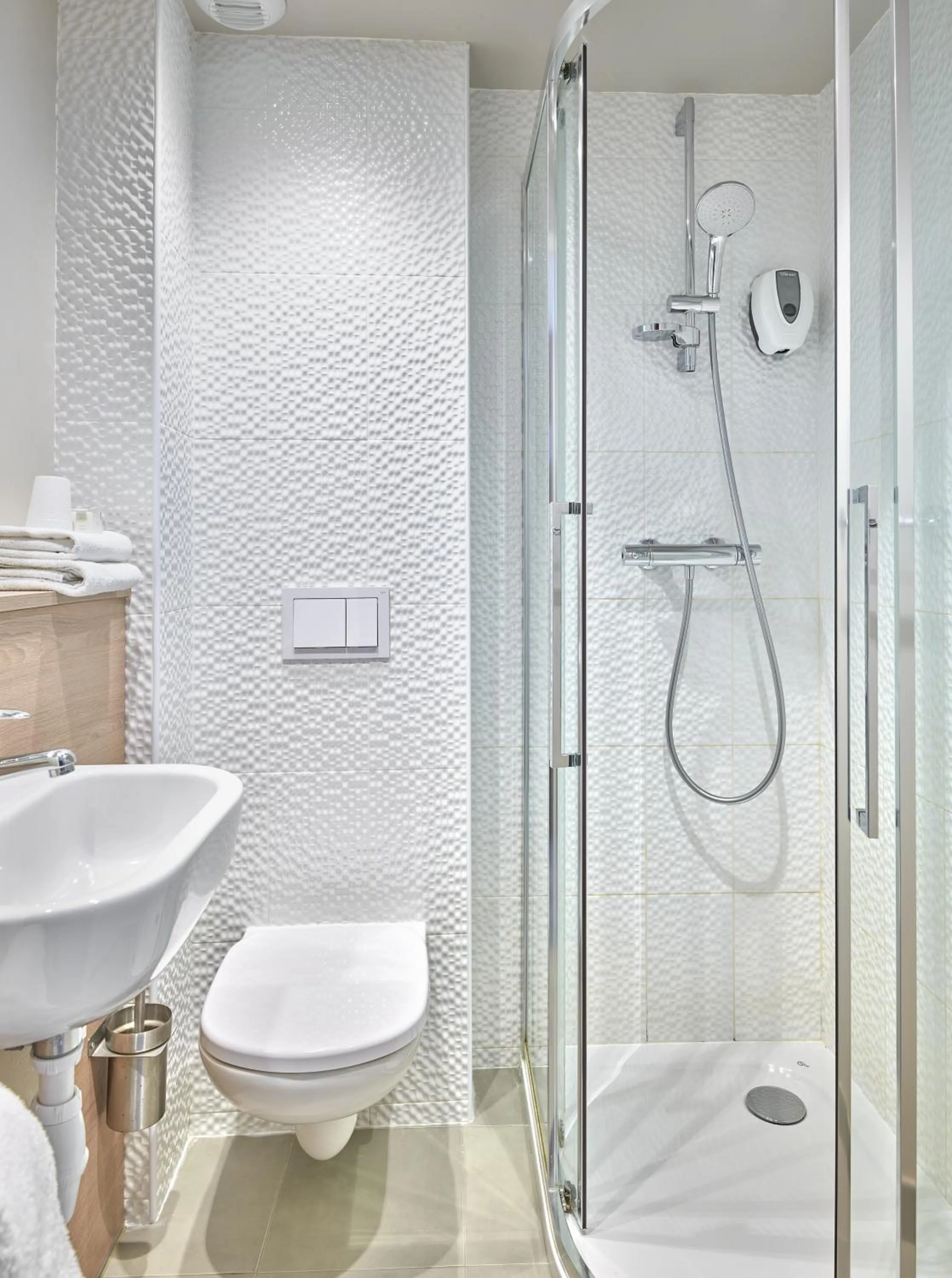 Toilet in Hôtel REVOTEL Nancy Centre Gare et Congrès