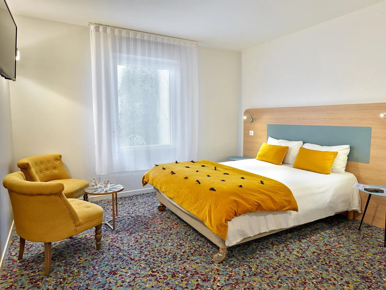 Living room, Bed in Hôtel REVOTEL Nancy Centre Gare et Congrès