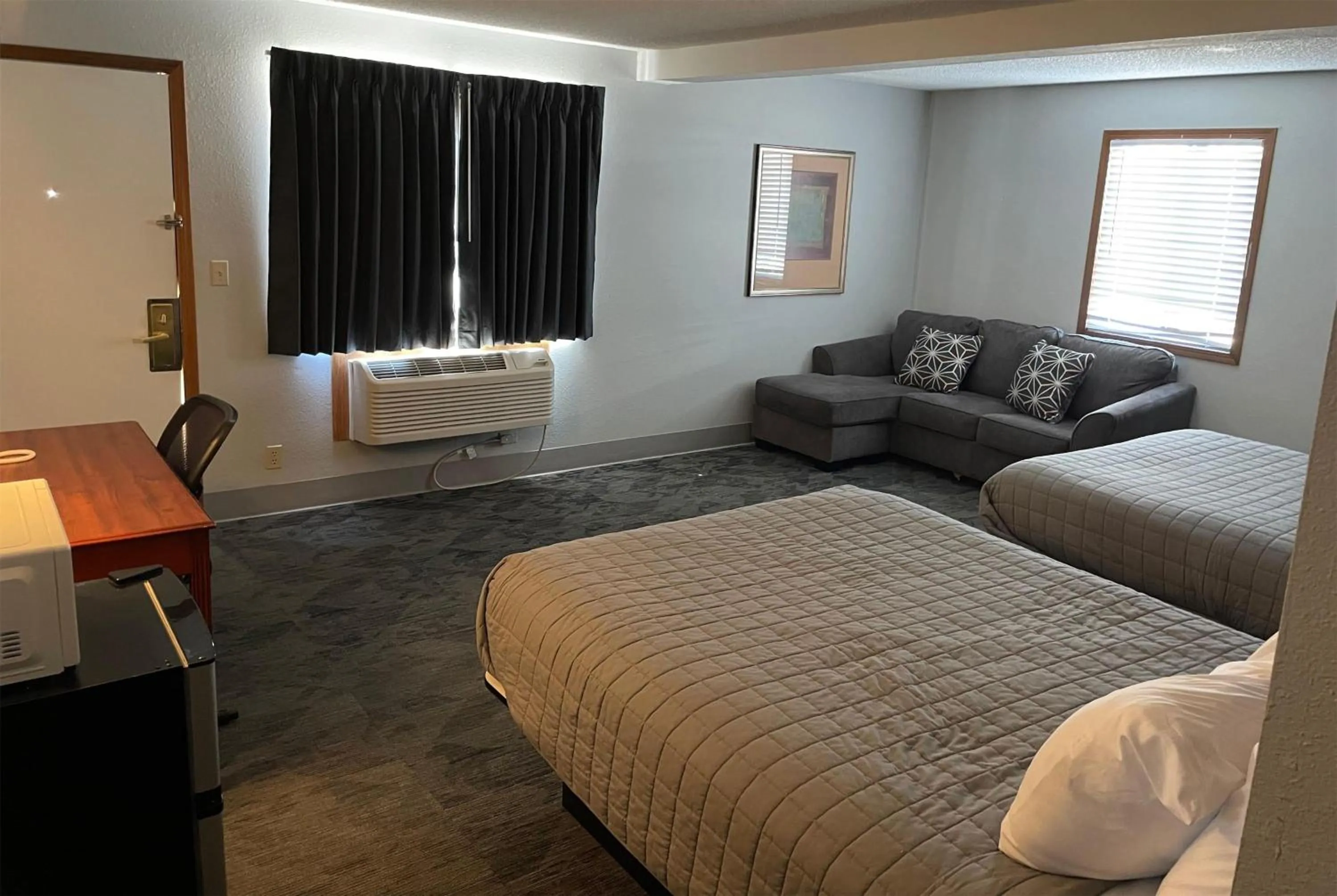 Photo of the whole room, Bed in Lincoln Hotel