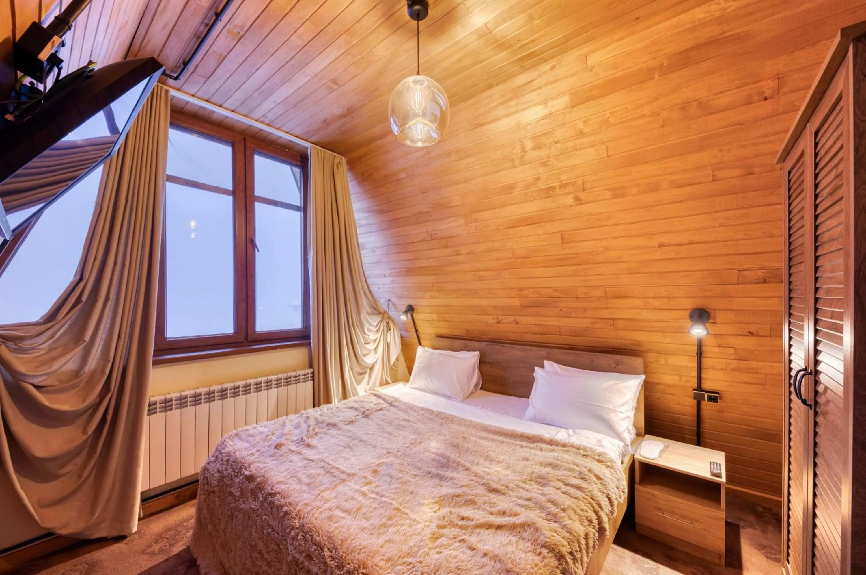 Bed in Alpine Castle Hotel