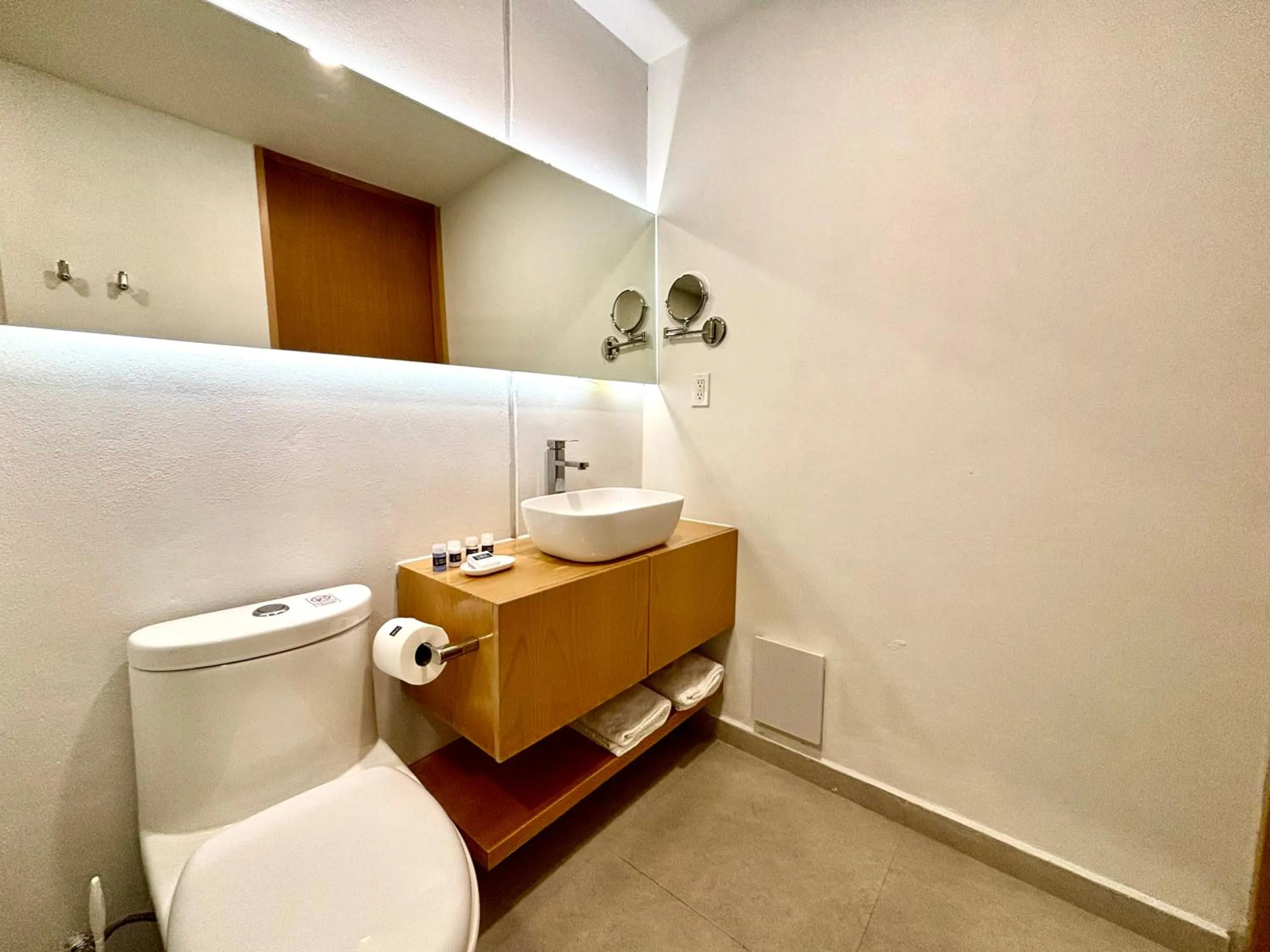 Toilet in Park Life Condesa Hipódromo