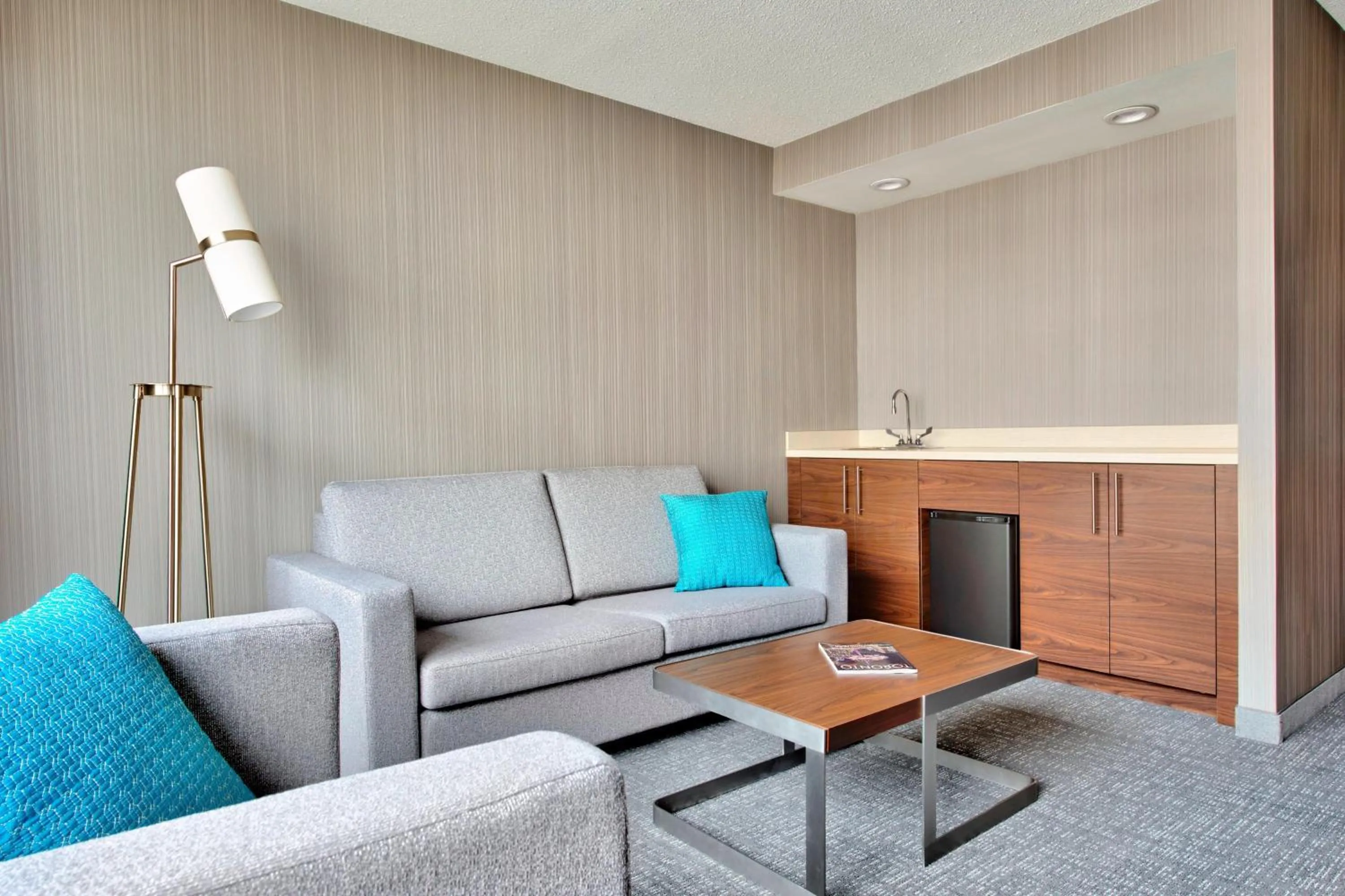 Living room in Courtyard by Marriott Toronto Downtown