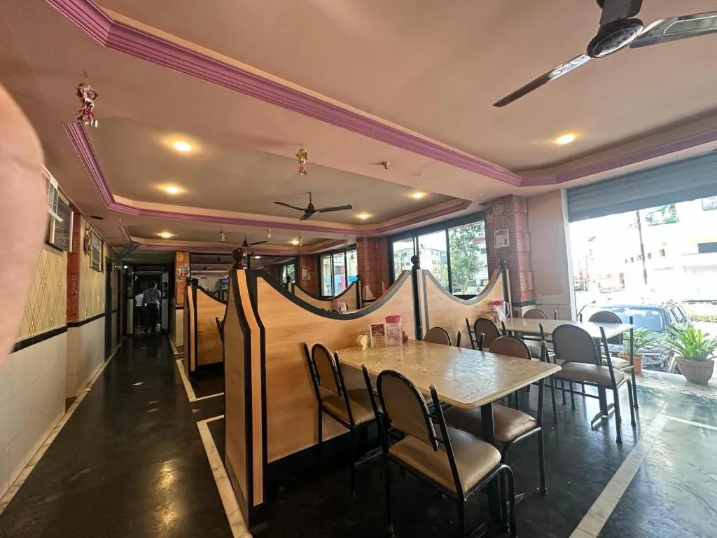 Restaurant/places to eat in Hotel Dhruv Palace