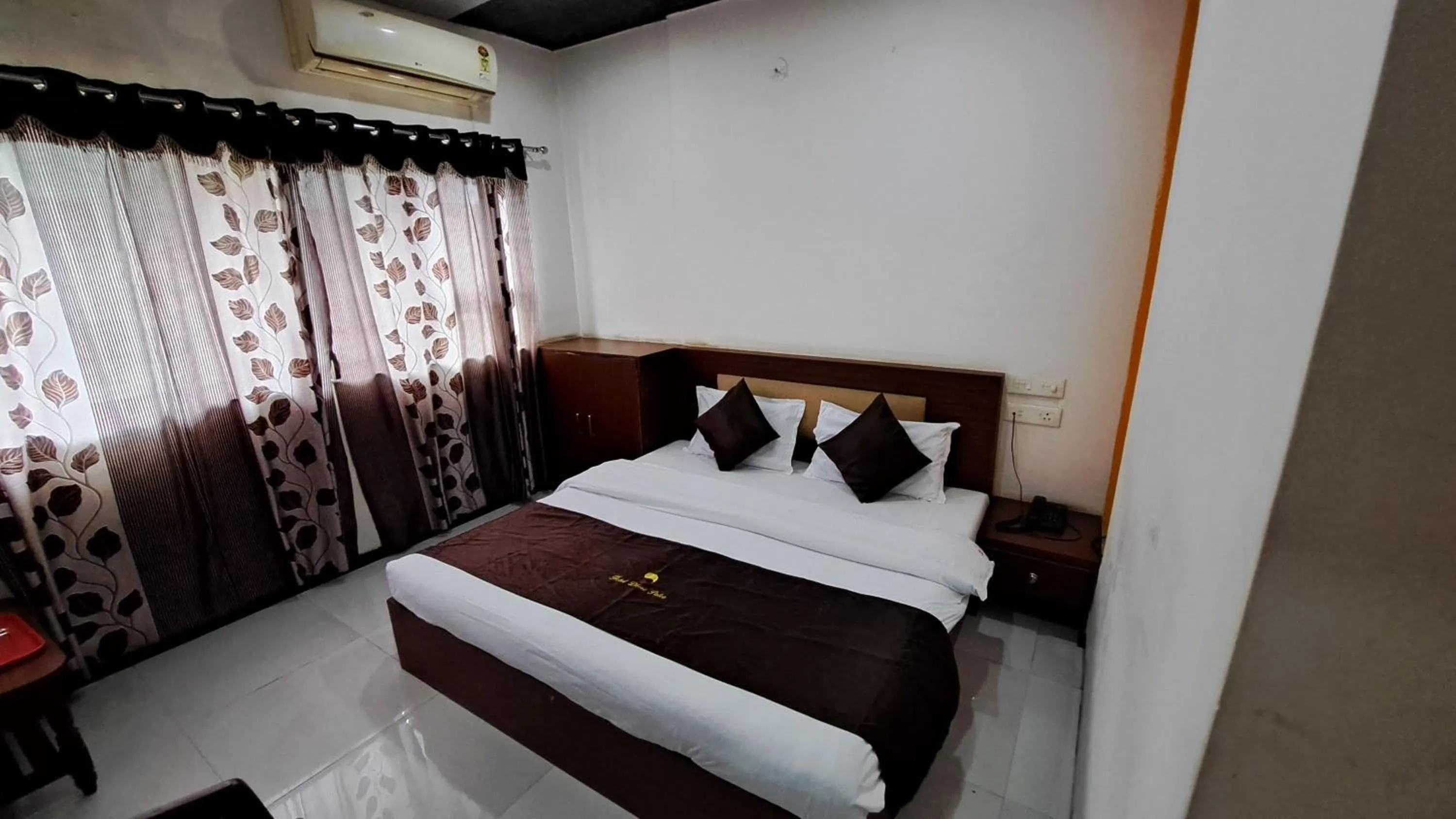 Bed in Hotel Dhruv Palace