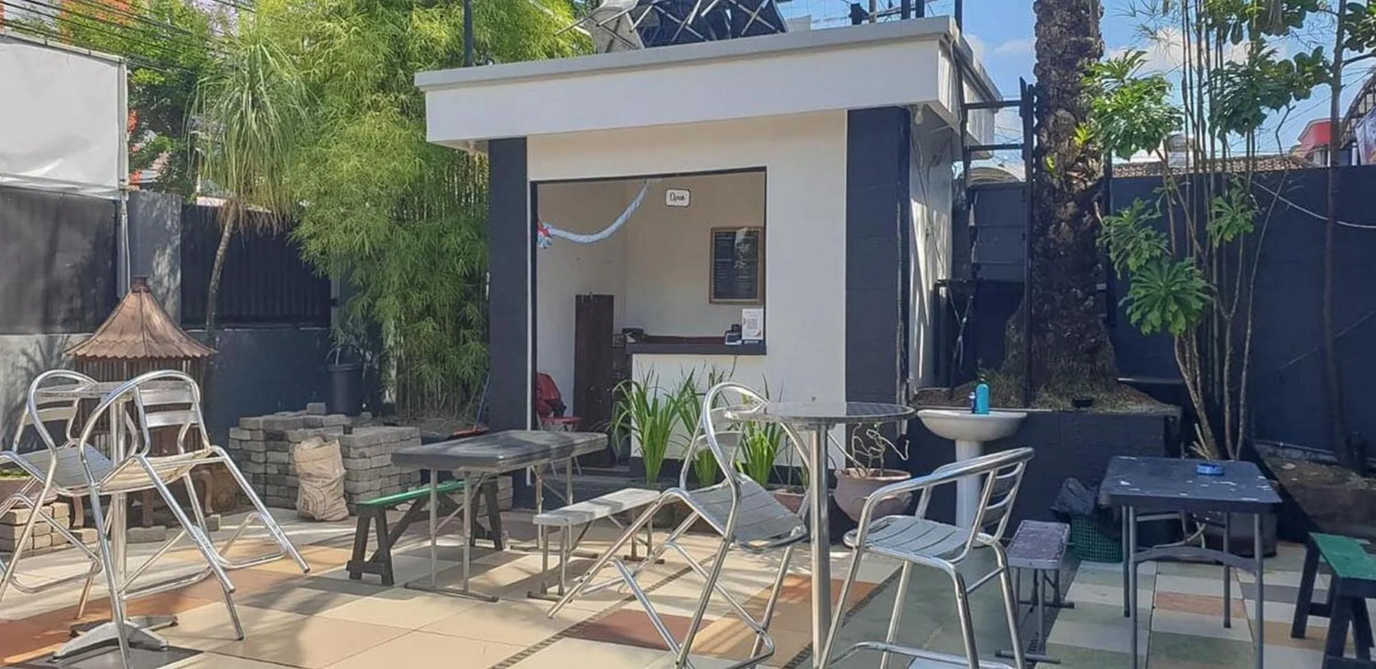 Seating area in Rocky Guest House Syariah Mitra RedDoorz