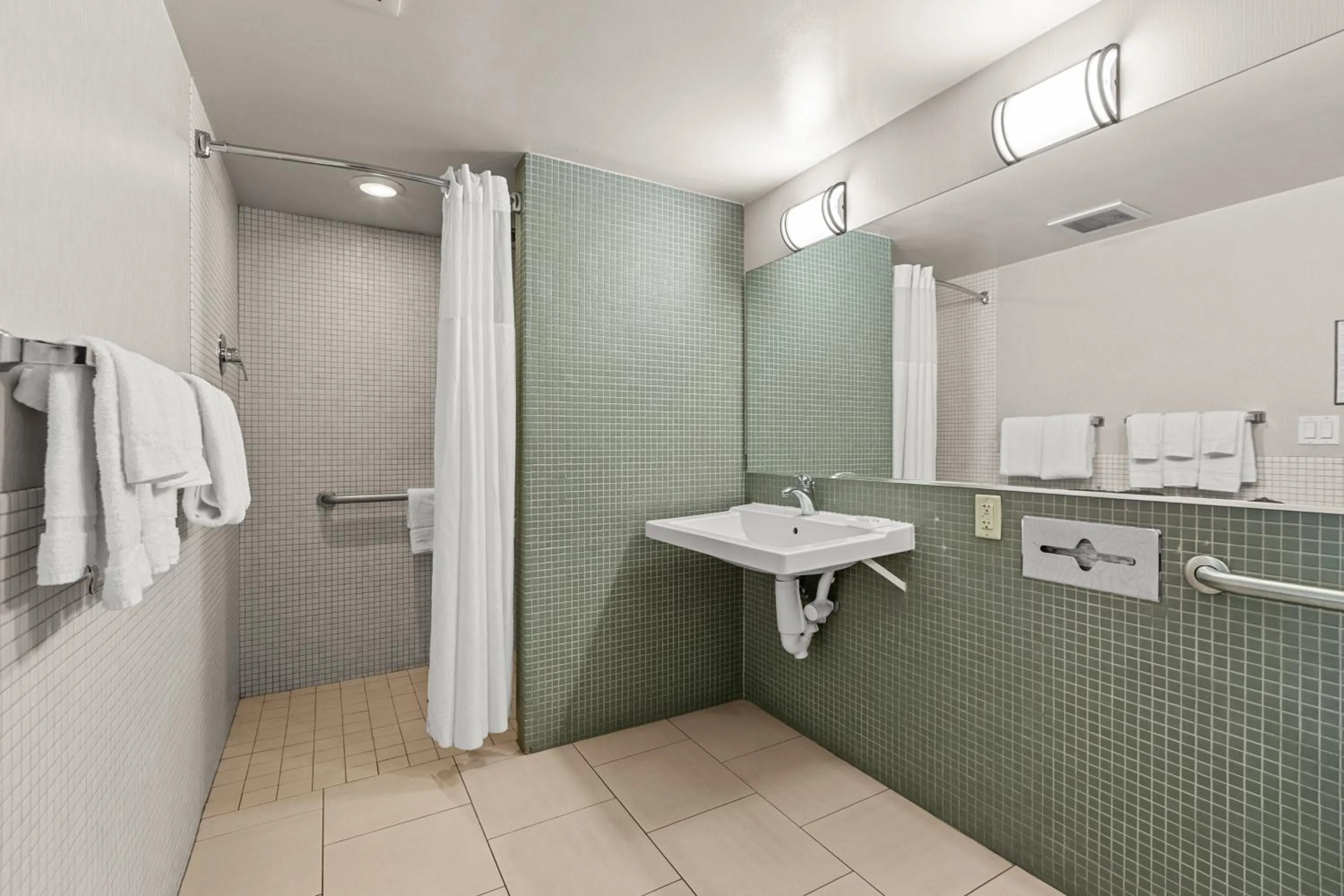 Shower in Vagabond Inn Executive Old Town