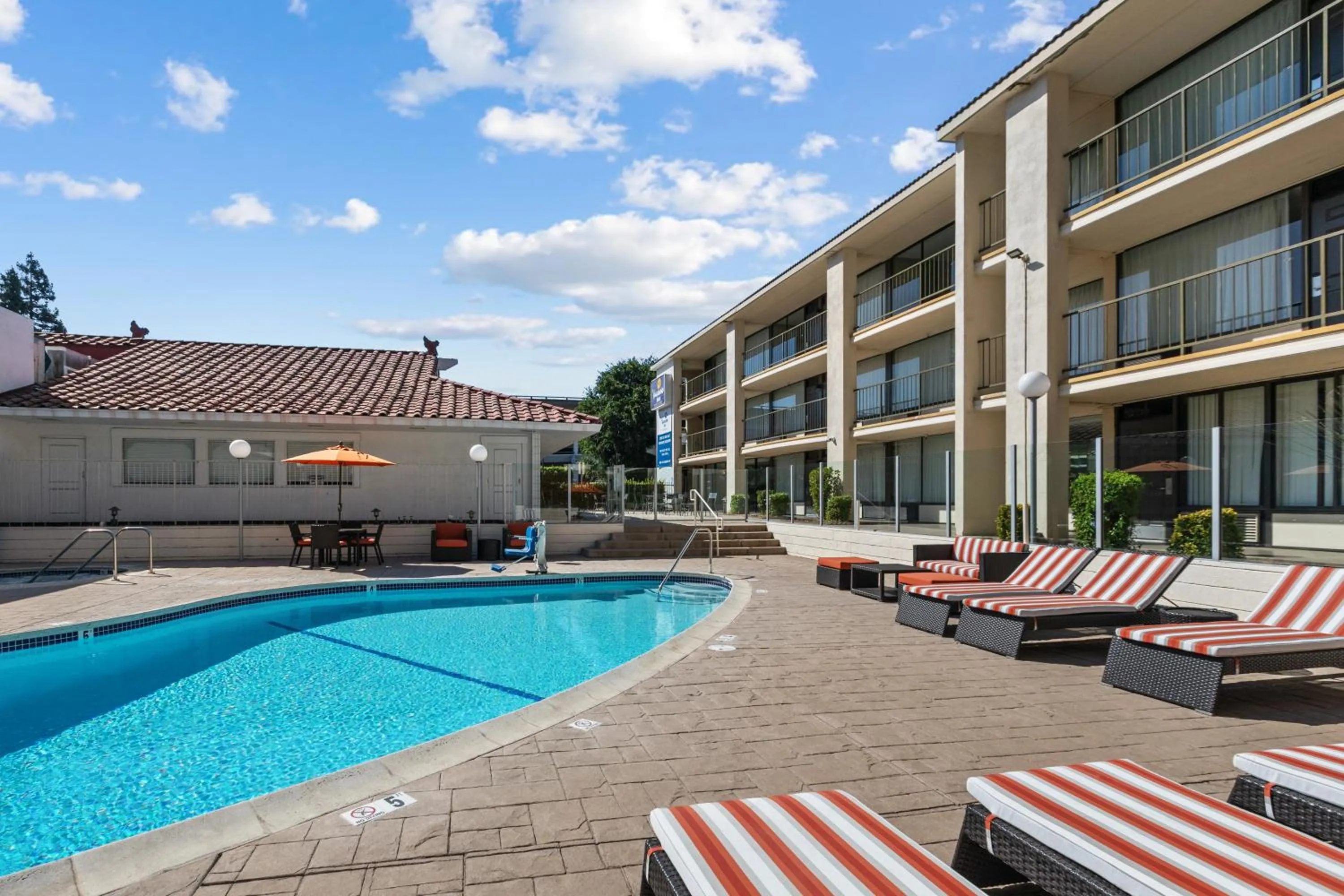 Pool view in Vagabond Inn Executive Old Town