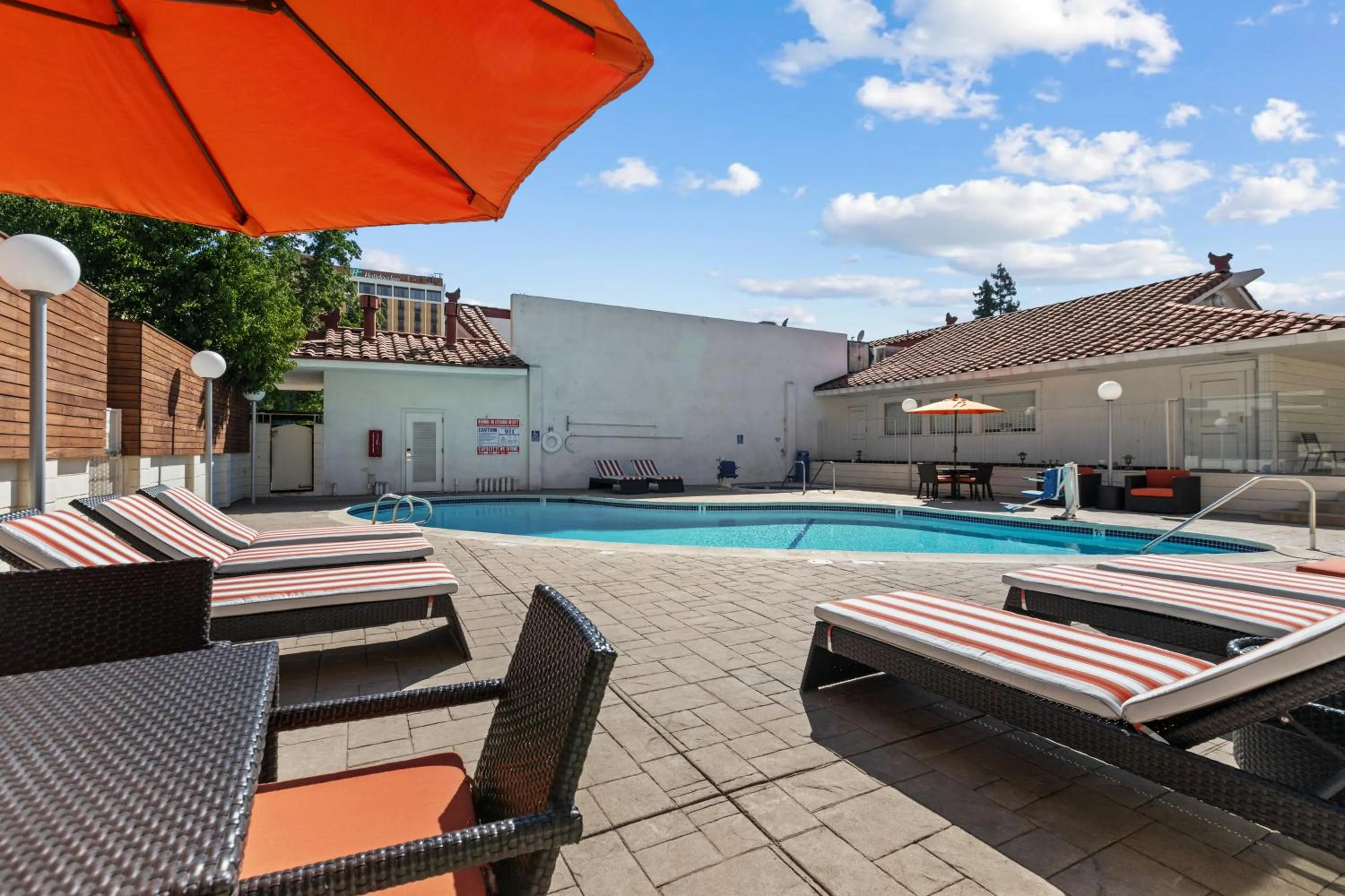 Swimming pool in Vagabond Inn Executive Old Town