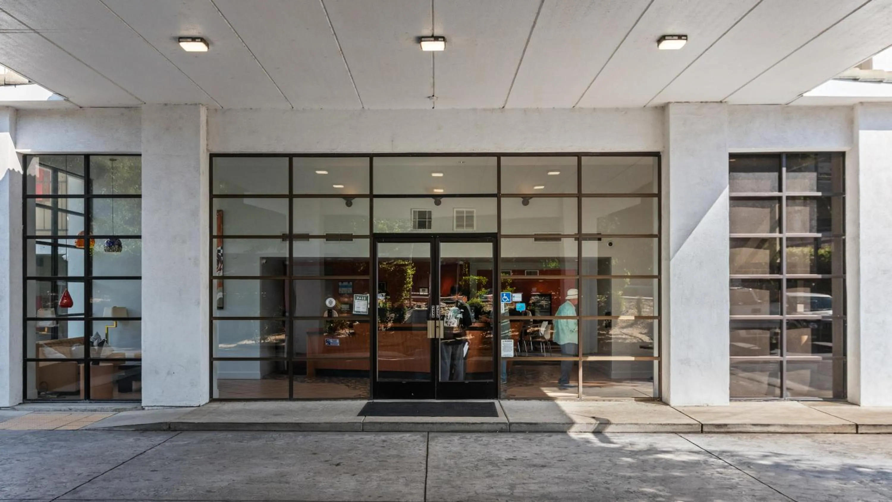 Facade/entrance in Vagabond Inn Executive Old Town