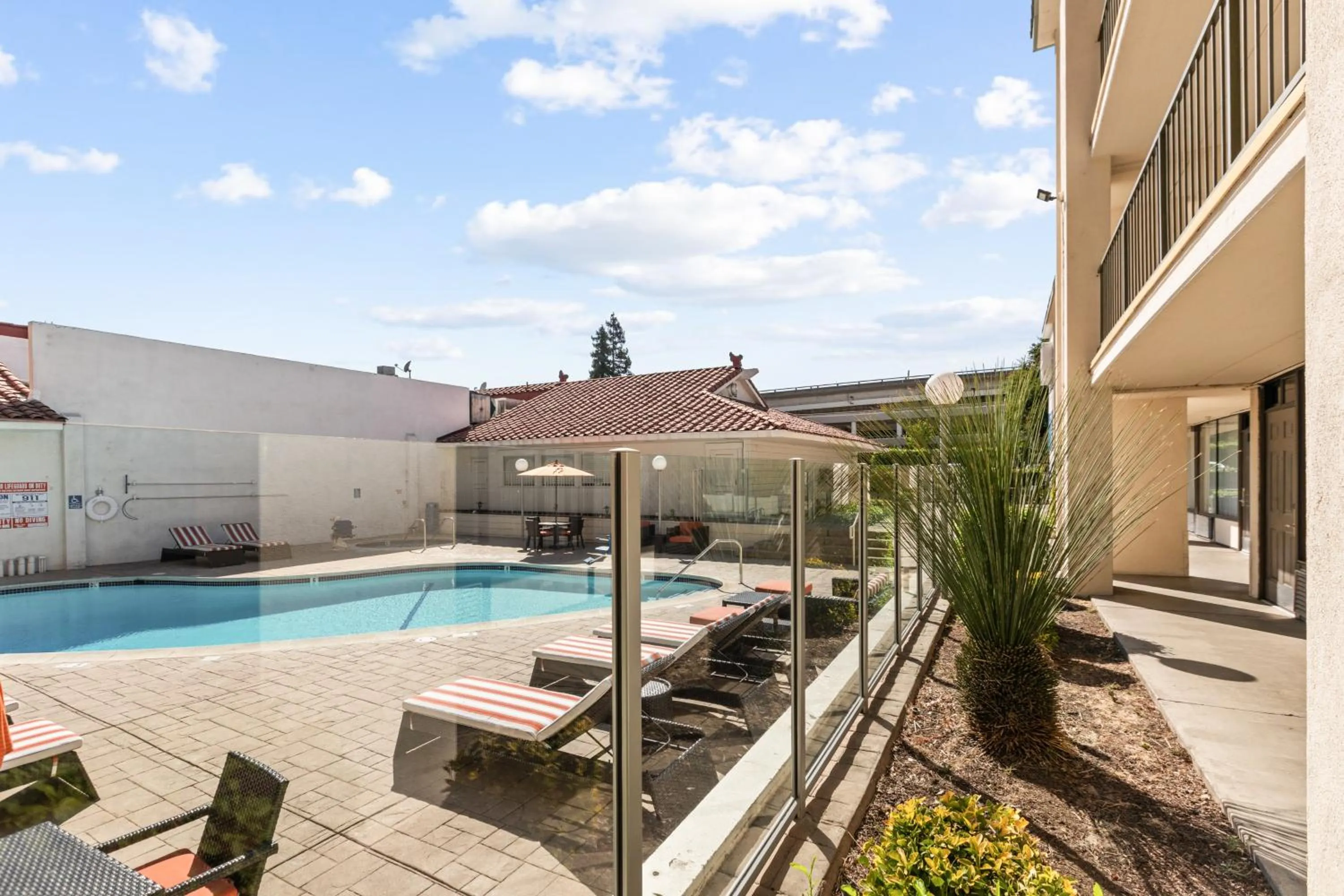 Day in Vagabond Inn Executive Old Town