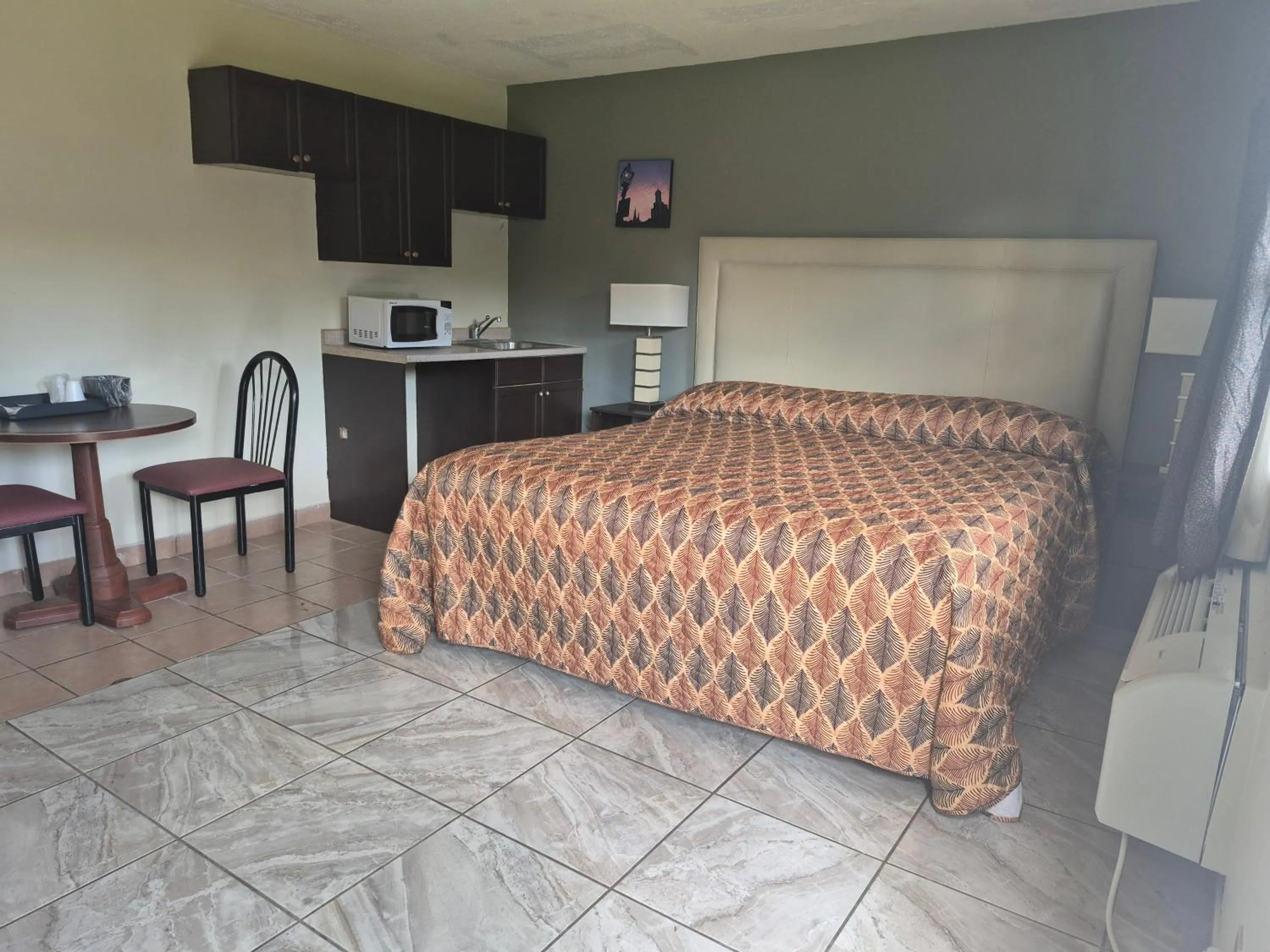 Photo of the whole room, Bed in Maple leaf motel