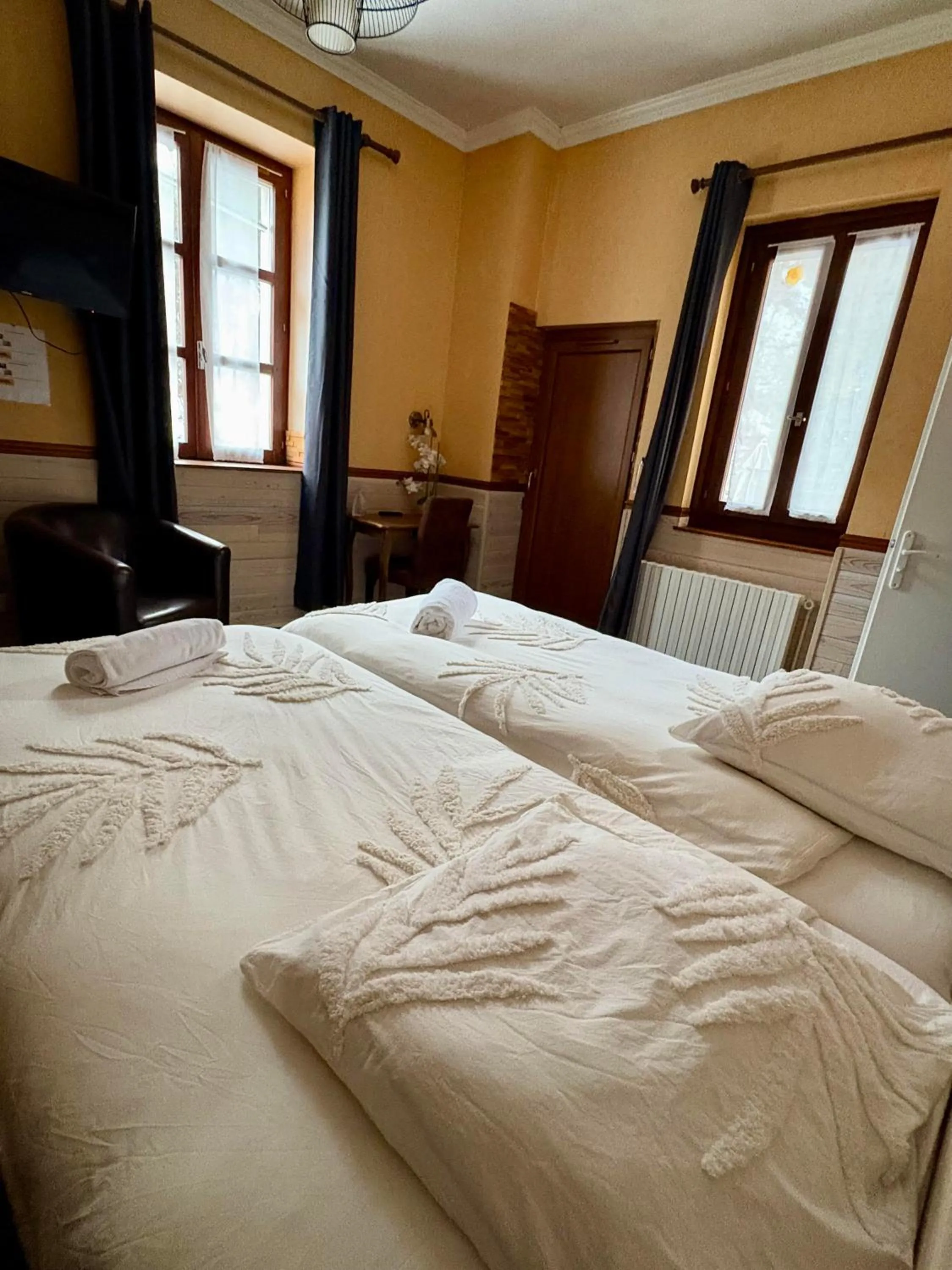 View (from property/room), Bed in Hôtel Restaurant "La Petite Auberge"