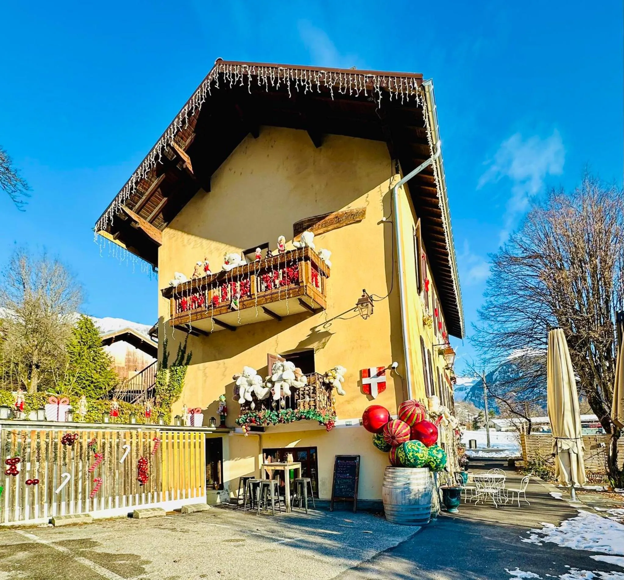 Property building in Hôtel Restaurant "La Petite Auberge"