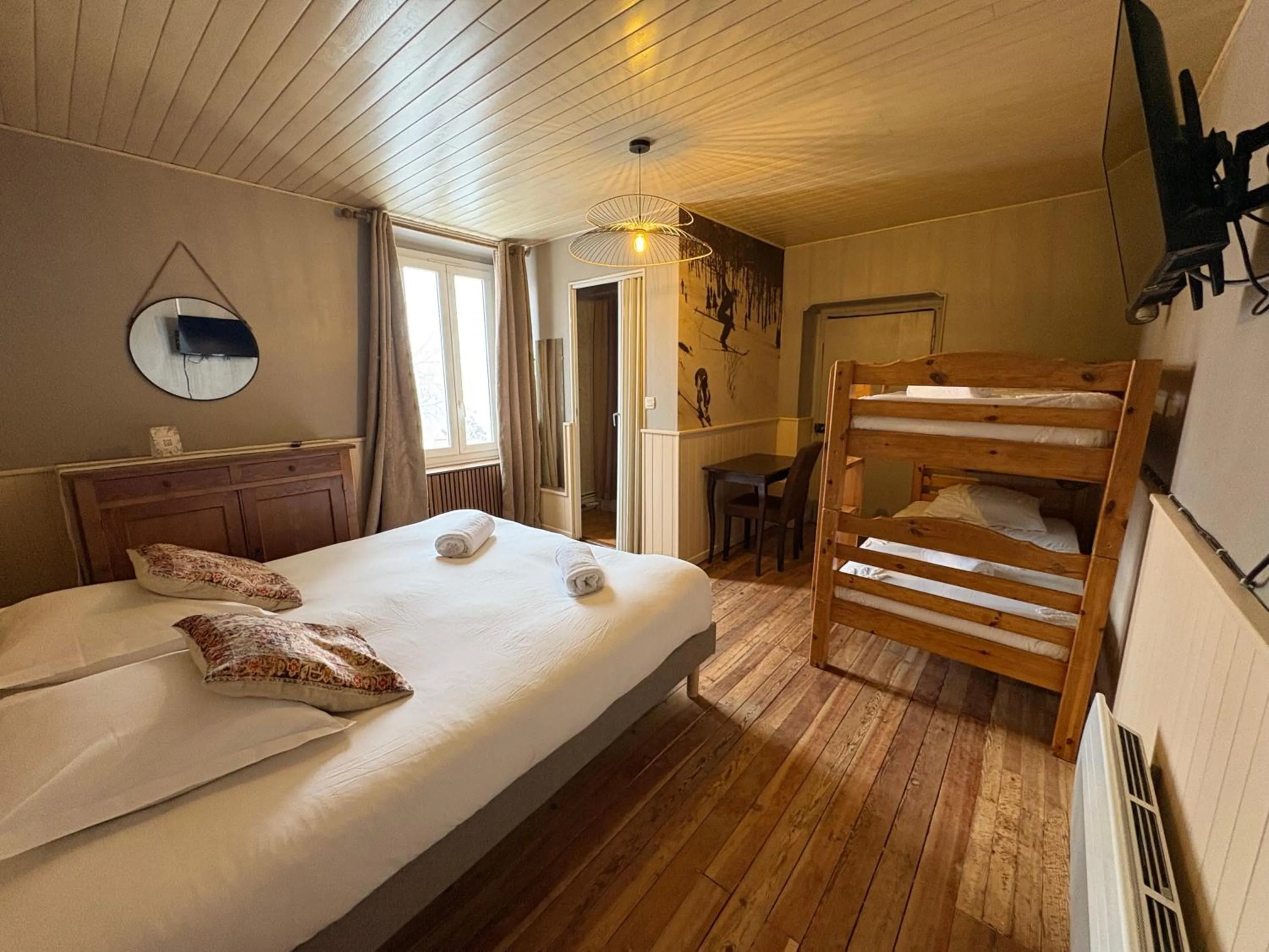 Property building, Bed in Hôtel Restaurant "La Petite Auberge"