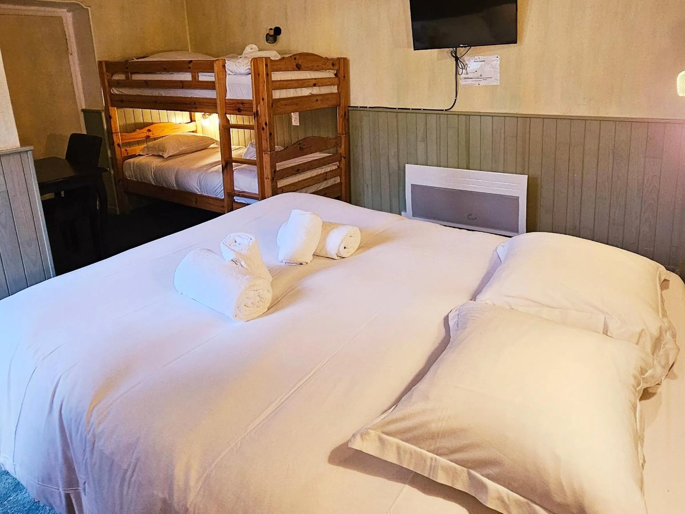 Family Room with Private Bathroom and shared toilet  in Hôtel Restaurant "La Petite Auberge"