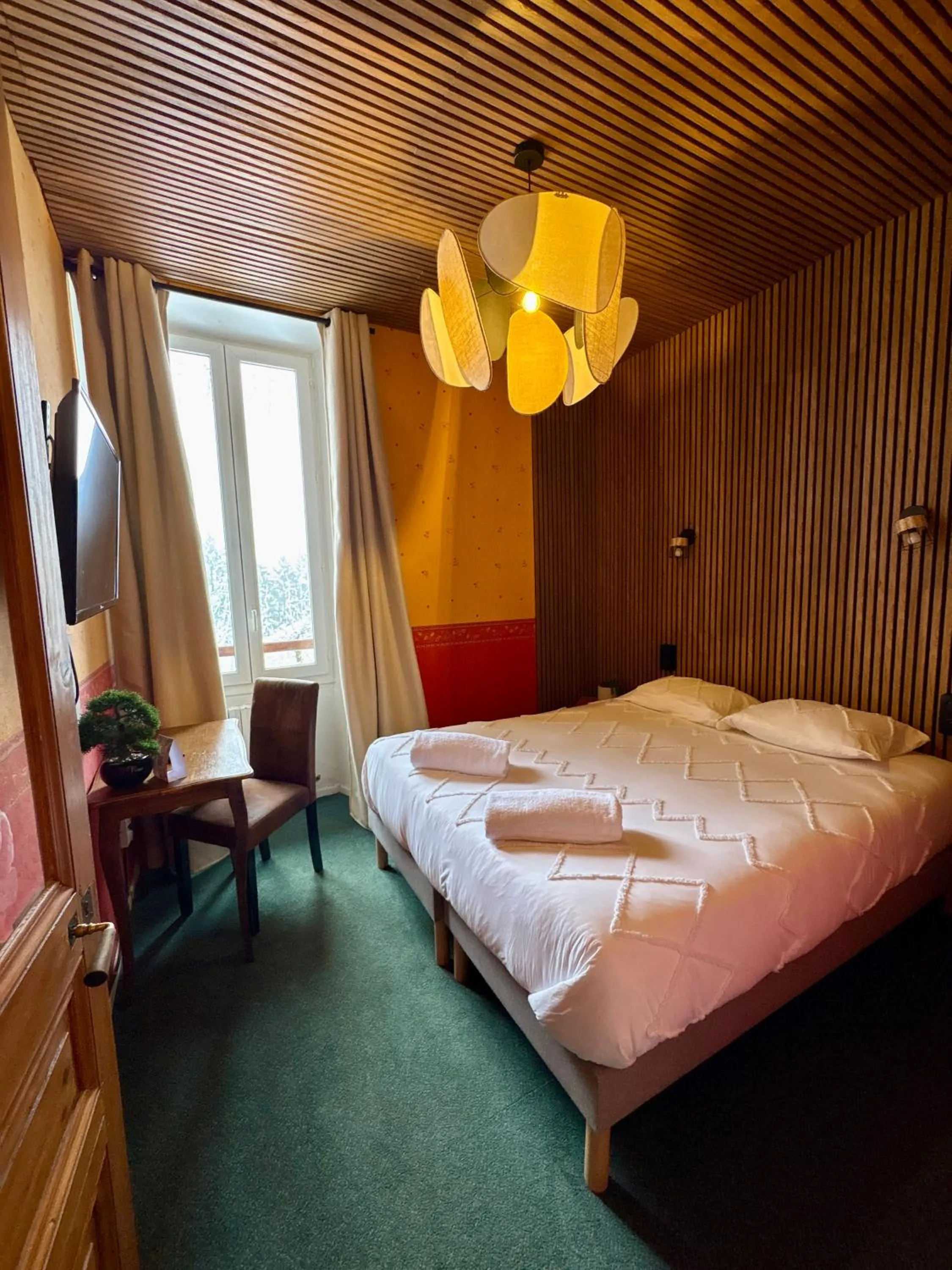 View (from property/room), Bed in Hôtel Restaurant "La Petite Auberge"