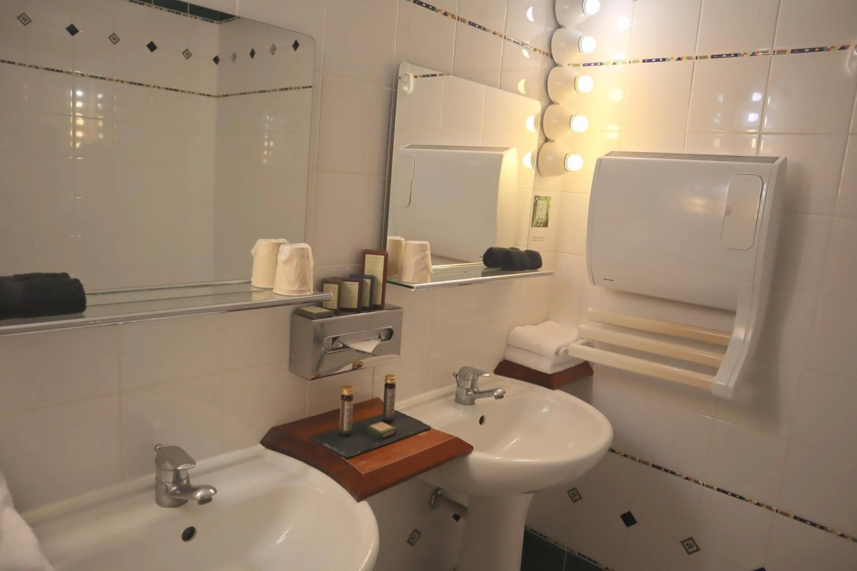 Bathroom in Château De La Caze Piscine & Spa - Ste Enimie