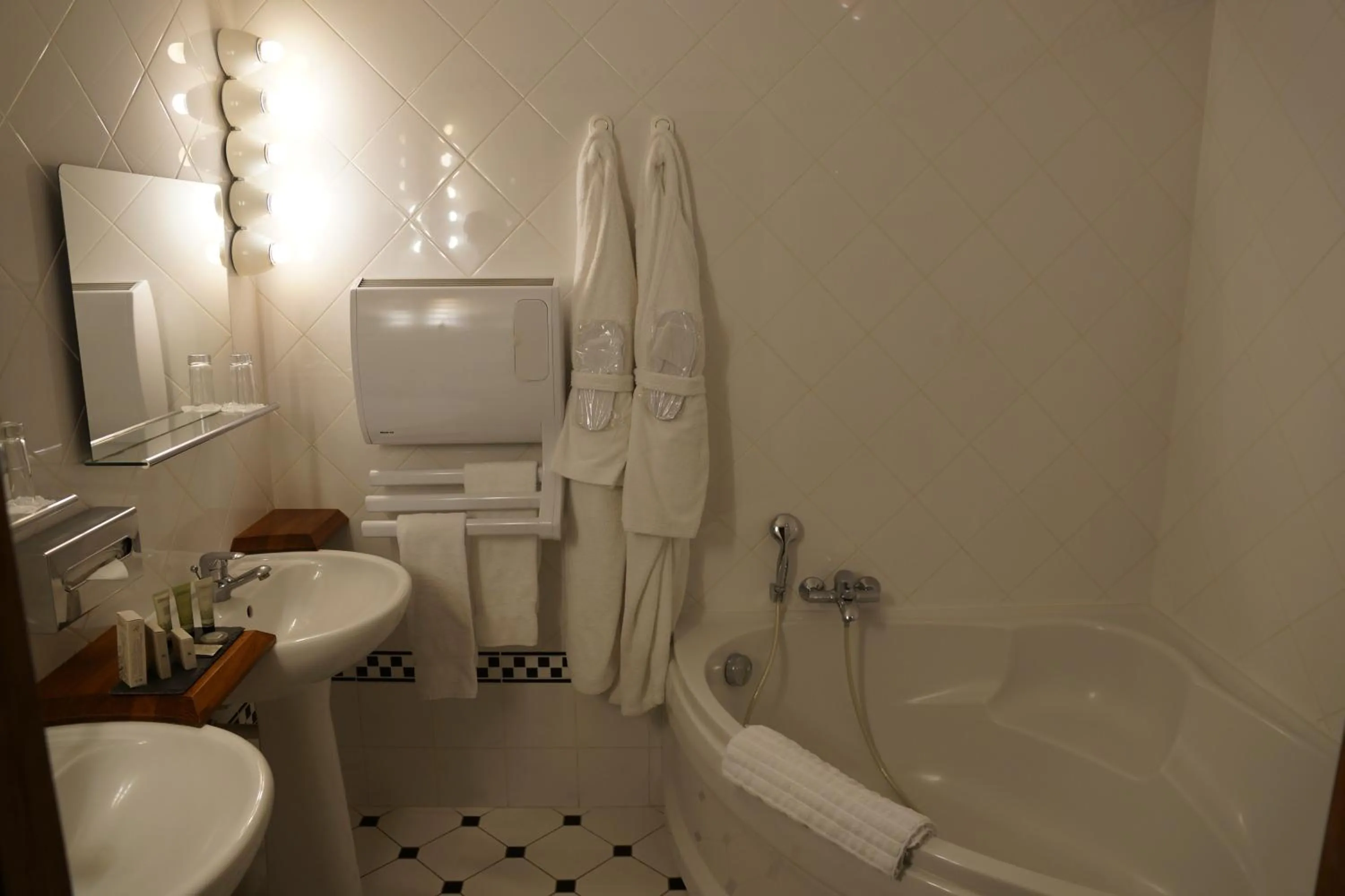 Bathroom in Château De La Caze Piscine & Spa - Ste Enimie