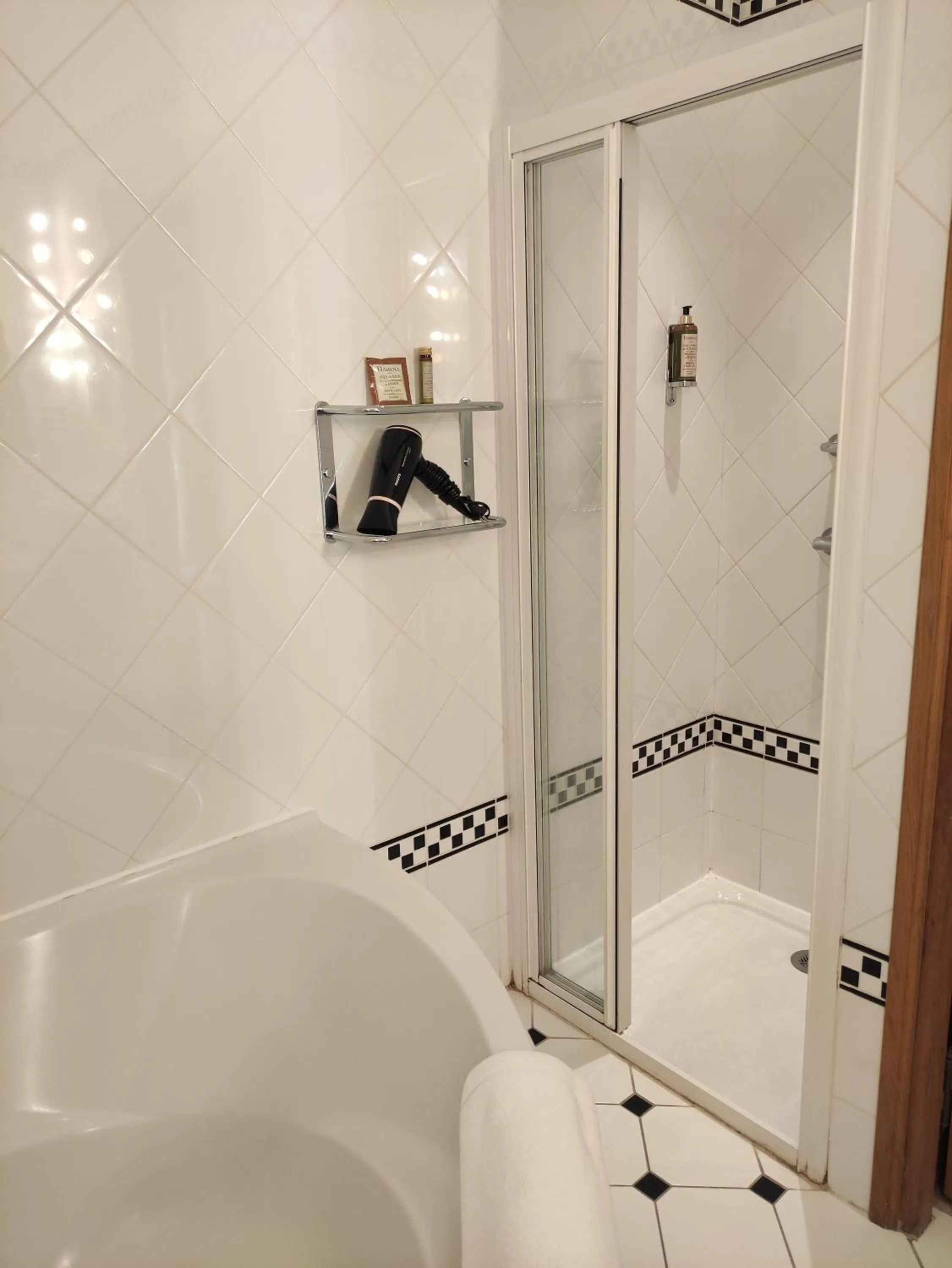 Shower in Château De La Caze Piscine & Spa - Ste Enimie