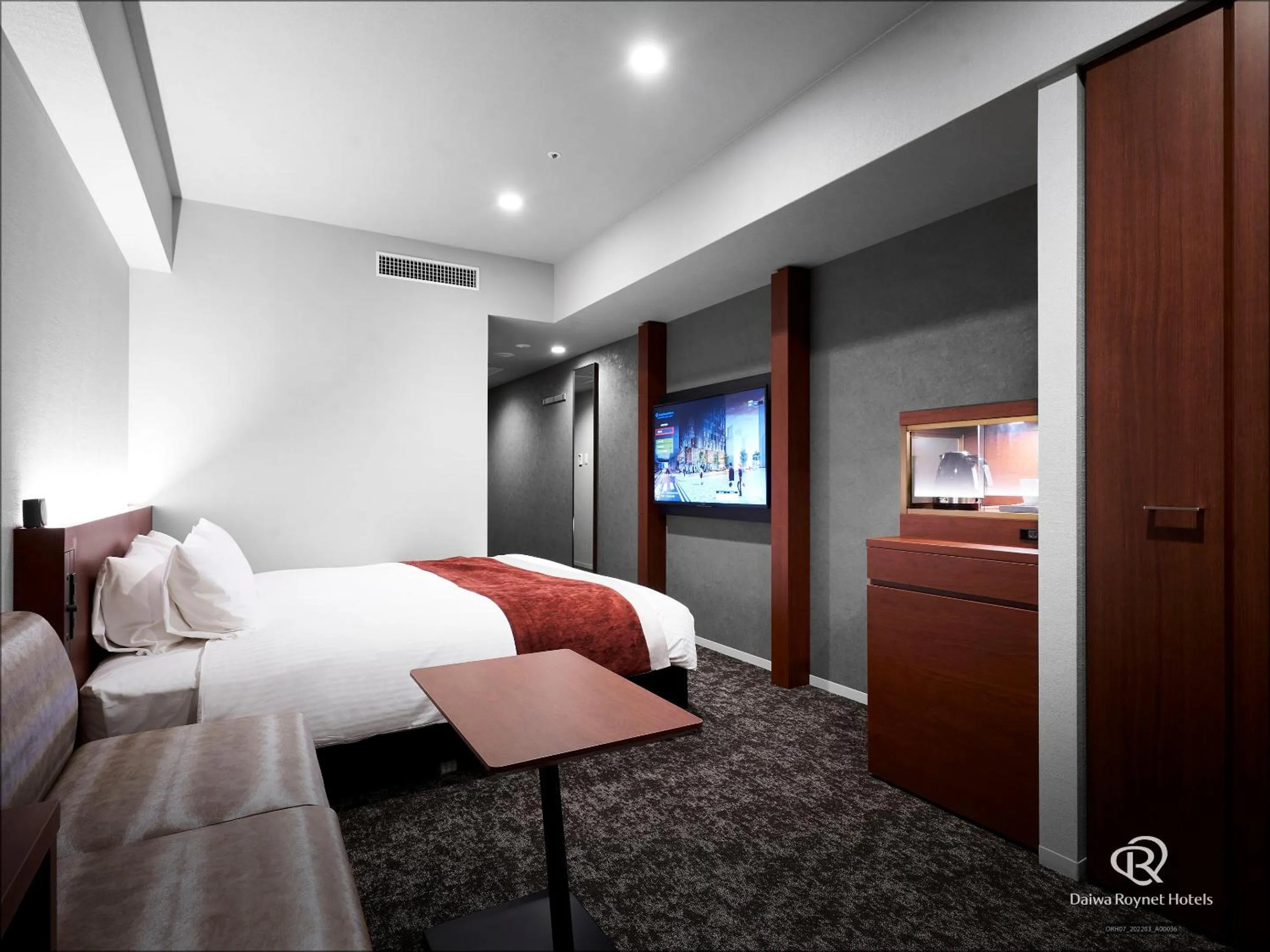 Photo of the whole room, Bed in Daiwa Roynet Hotel Kumamoto Ginzadori PREMIER - former Daiwa Roynet Hotel Kumamoto Ginzadori